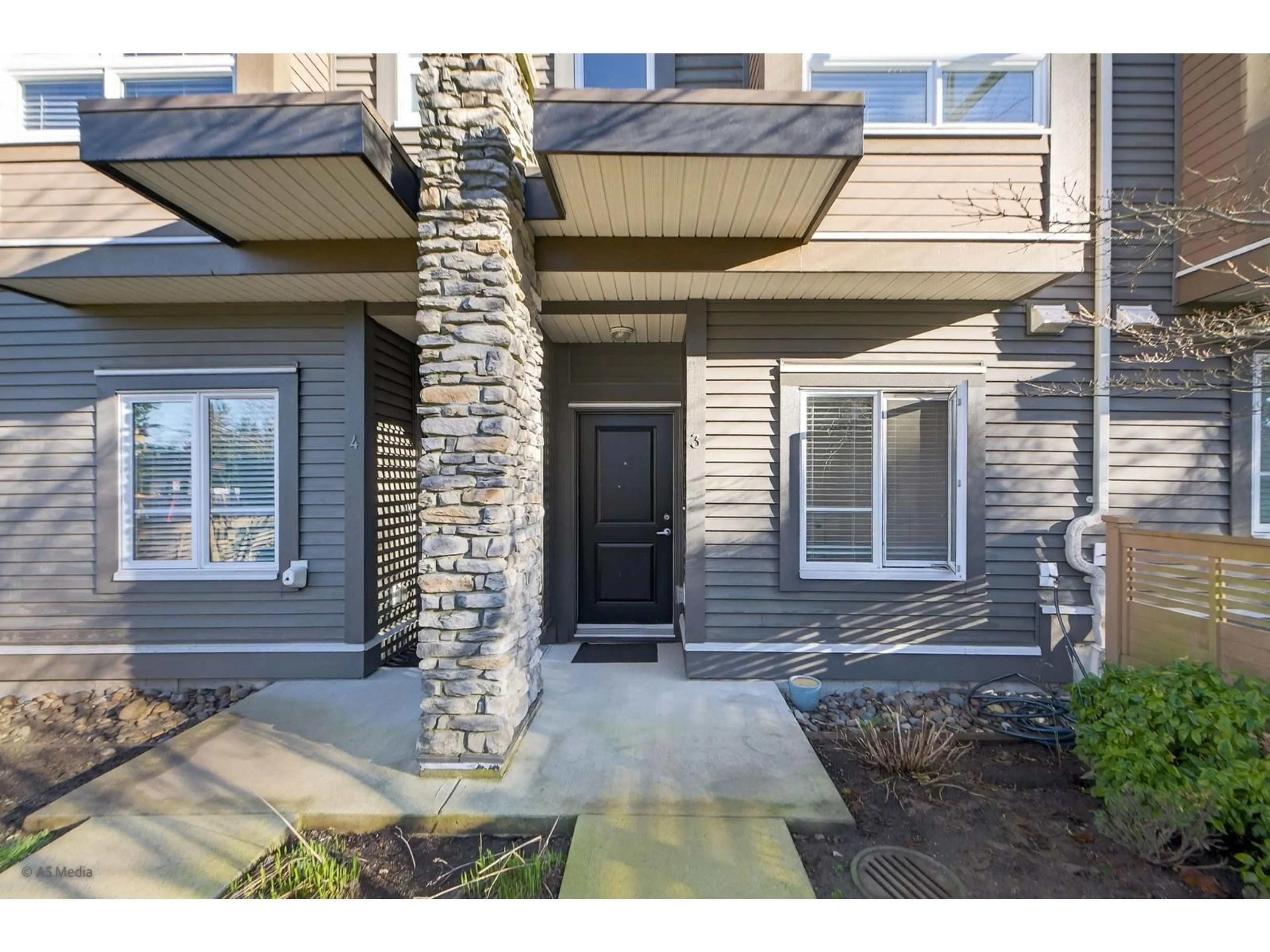 Indoor entryway for 3 - 5888 144 STREET, Surrey British Columbia V3X0G8