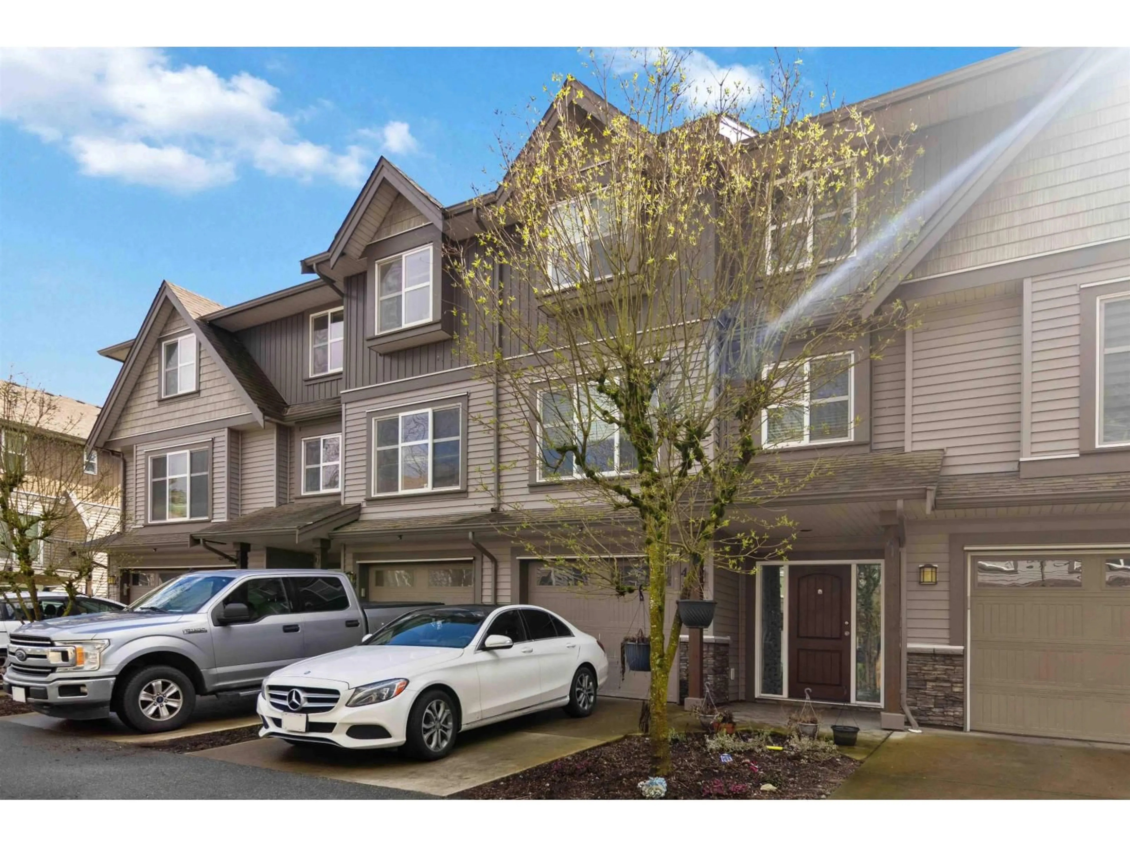 Home with vinyl exterior material, street for 43 - 45085 WOLFE ROAD ROAD, Chilliwack British Columbia V2P0C5