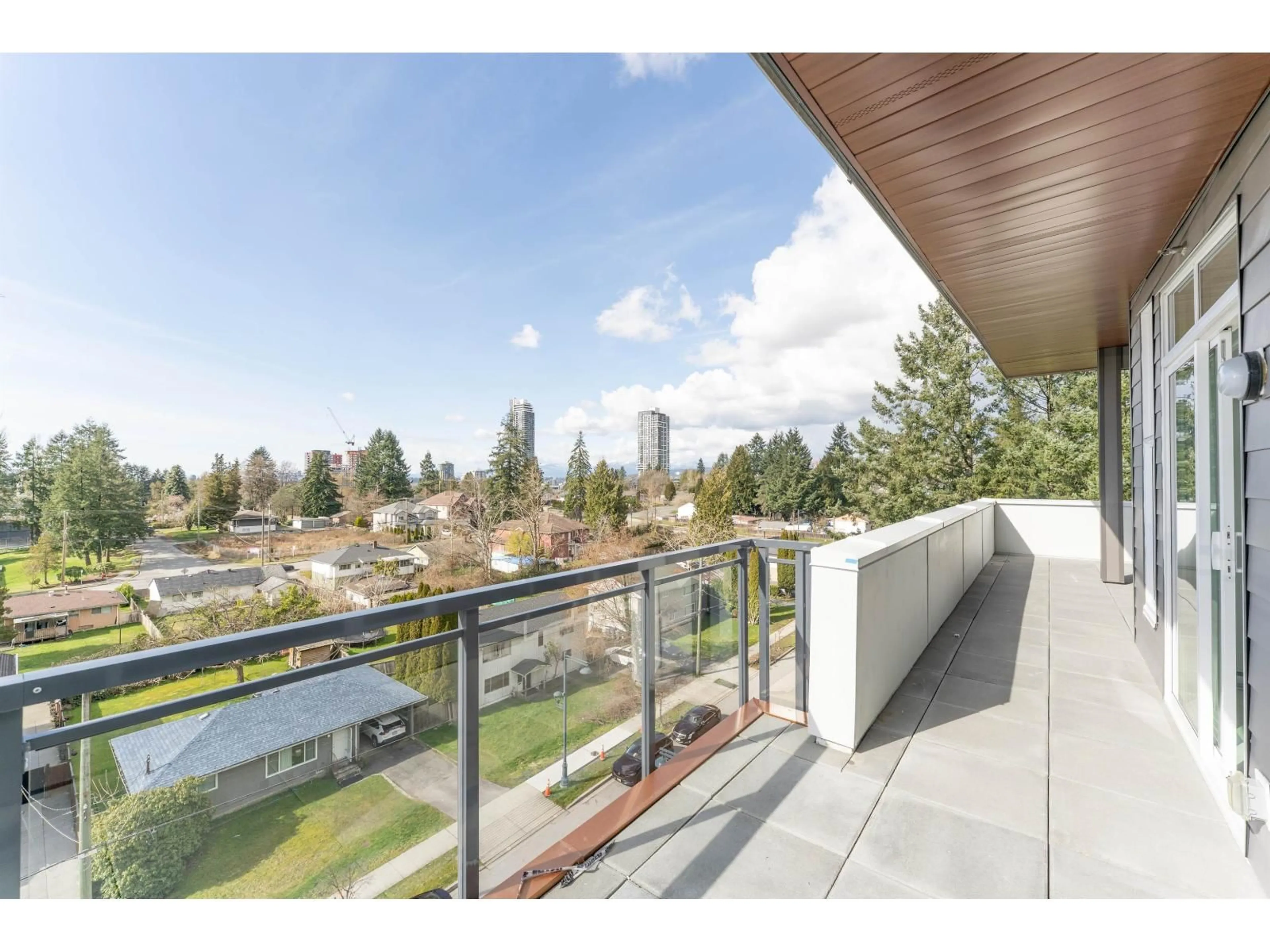 Patio, water/lake/river/ocean view for 608 - 10488 138A STREET, Surrey British Columbia V3T0W4