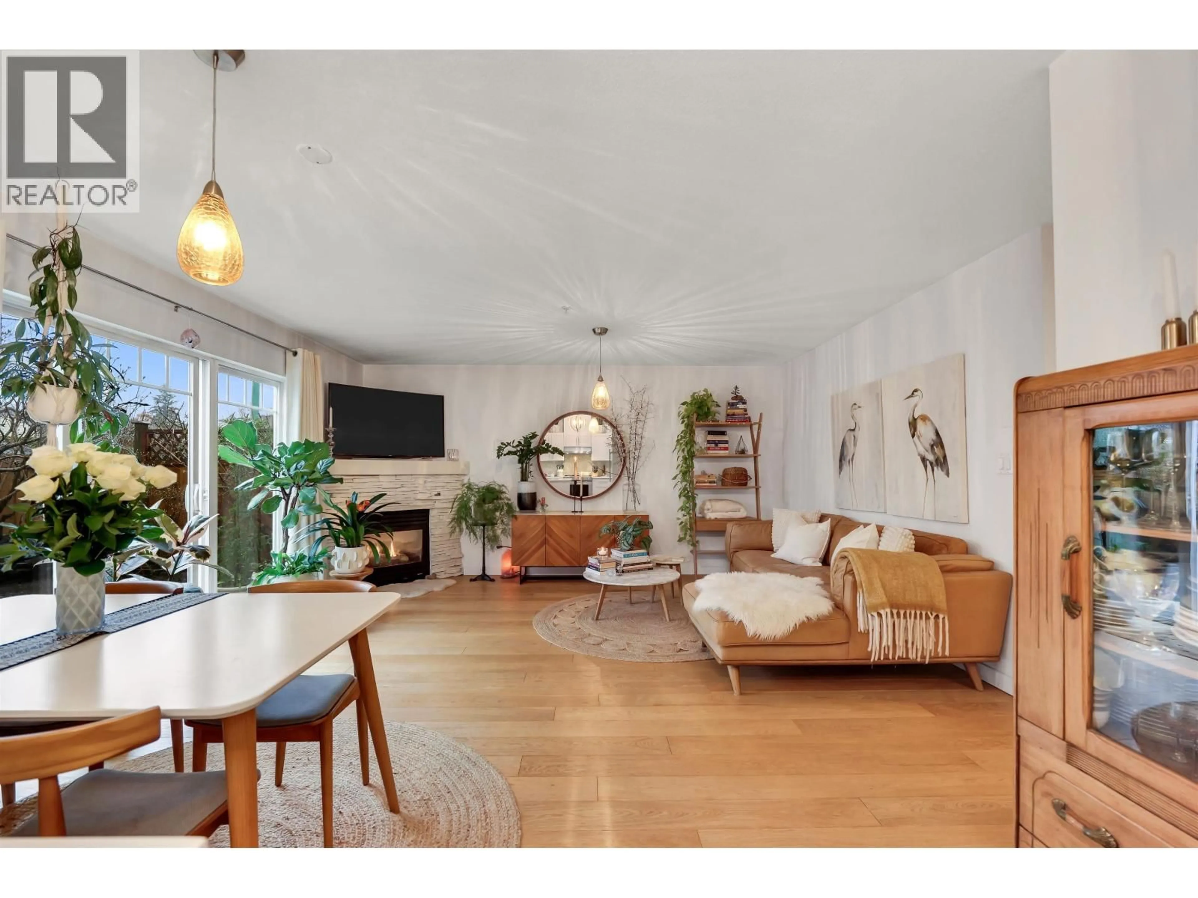 Living room with furniture, wood/laminate floor for 28 - 1821 WILLOW CRESCENT, Squamish British Columbia V8B0L9
