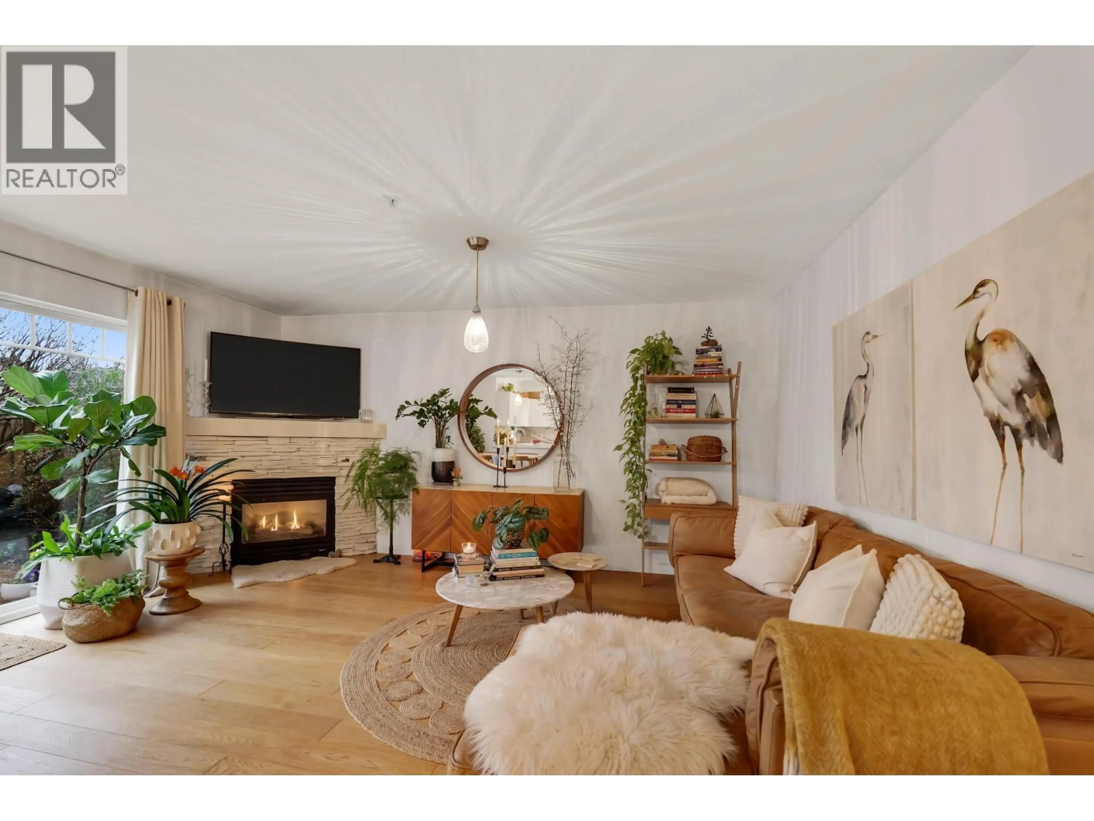 Living room with furniture, wood/laminate floor for 28 - 1821 WILLOW CRESCENT, Squamish British Columbia V8B0L9