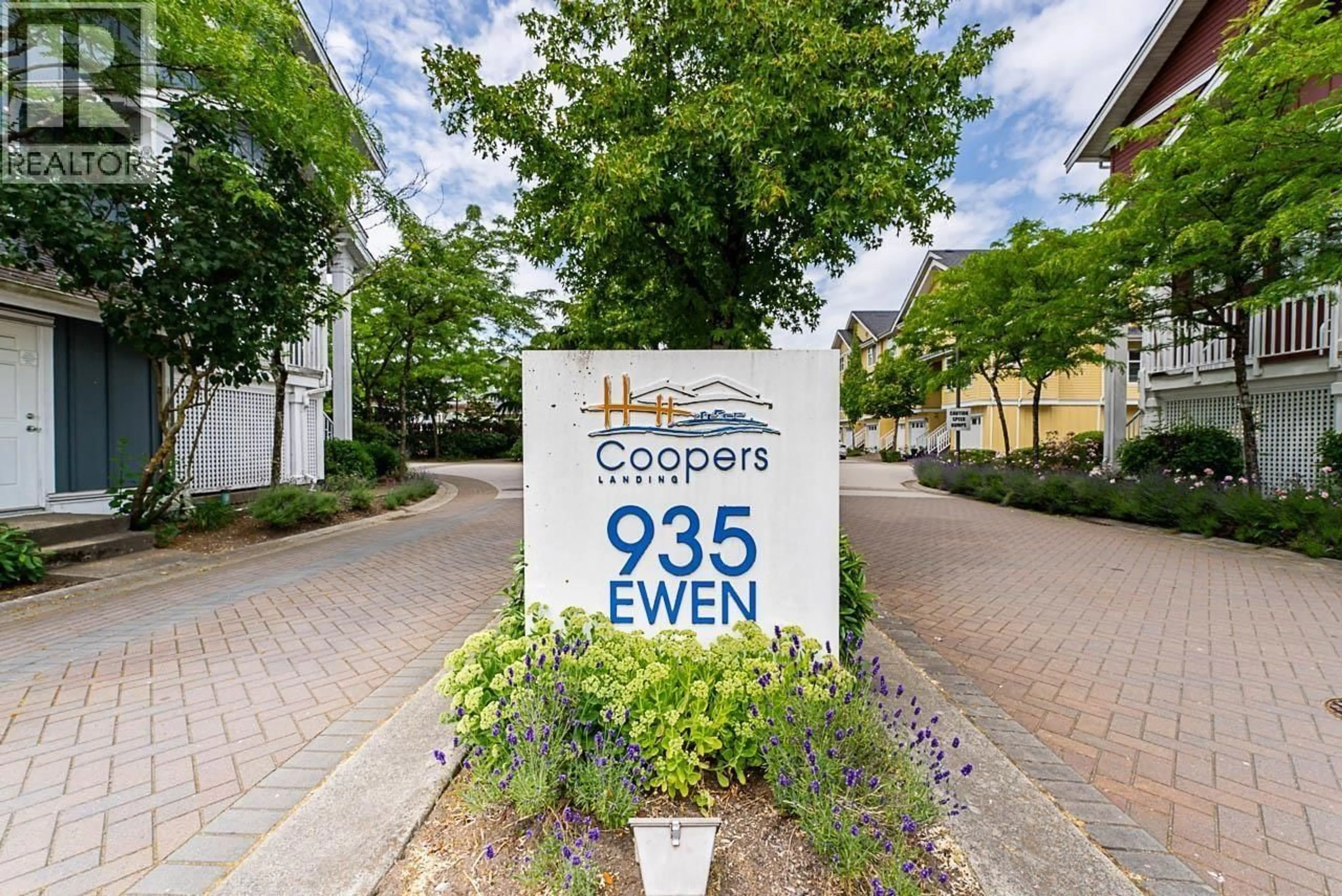 Indoor foyer for 35 - 935 EWEN AVENUE, New Westminster British Columbia V3M0A1