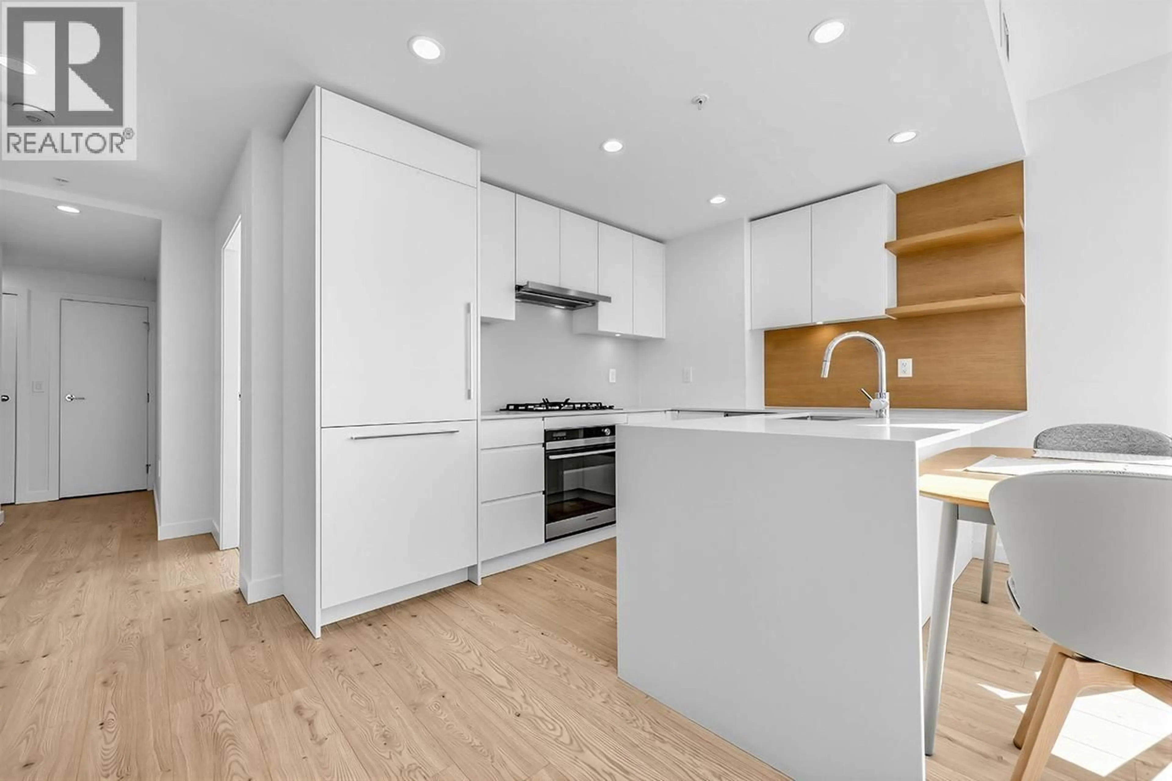 Standard kitchen, wood/laminate floor for 3202 - 2181 MADISON AVENUE, Burnaby British Columbia V5C0N4