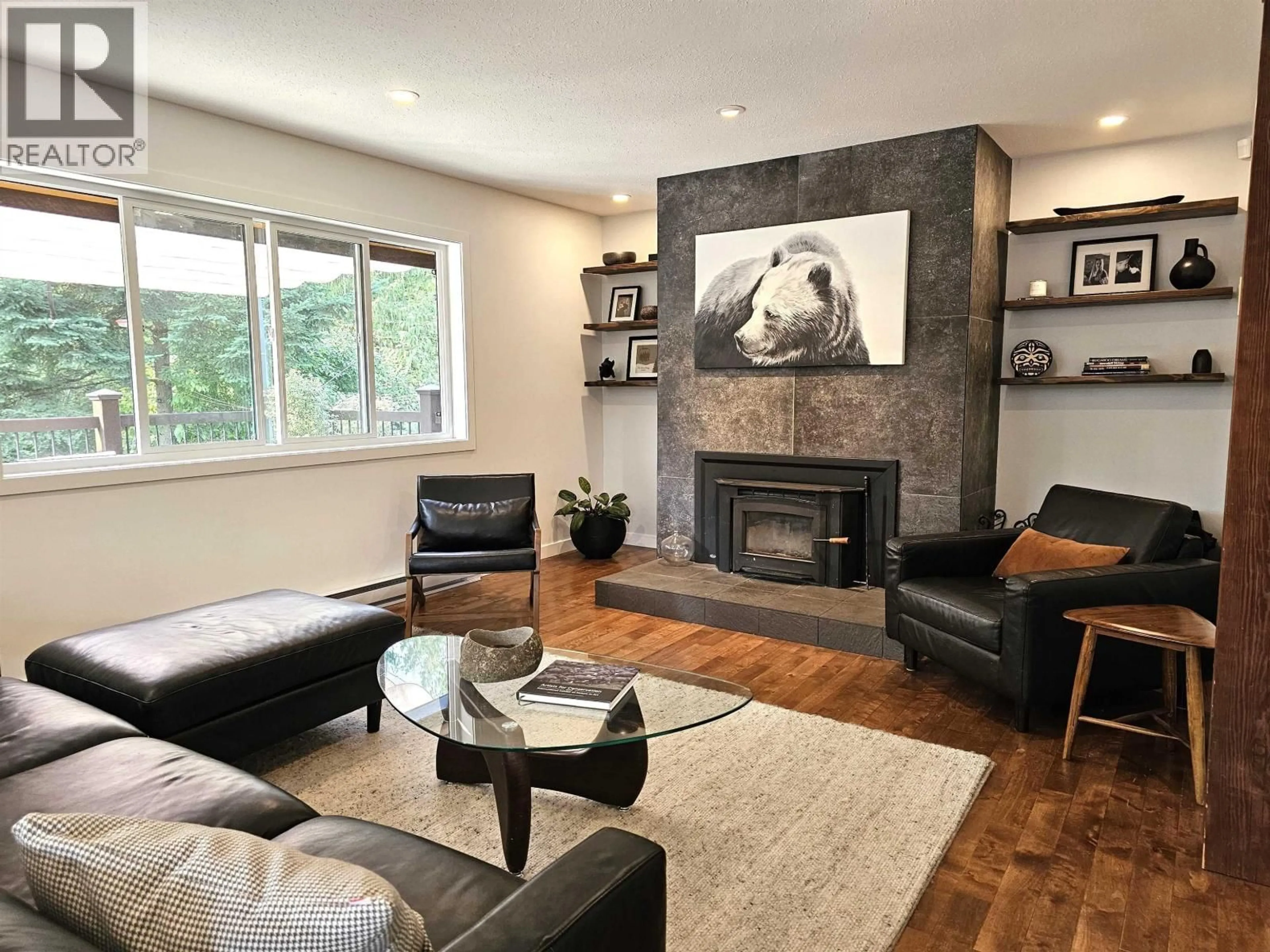 Living room with furniture, wood/laminate floor for 40755 THUNDERBIRD RIDGE, Squamish British Columbia V0N1T0
