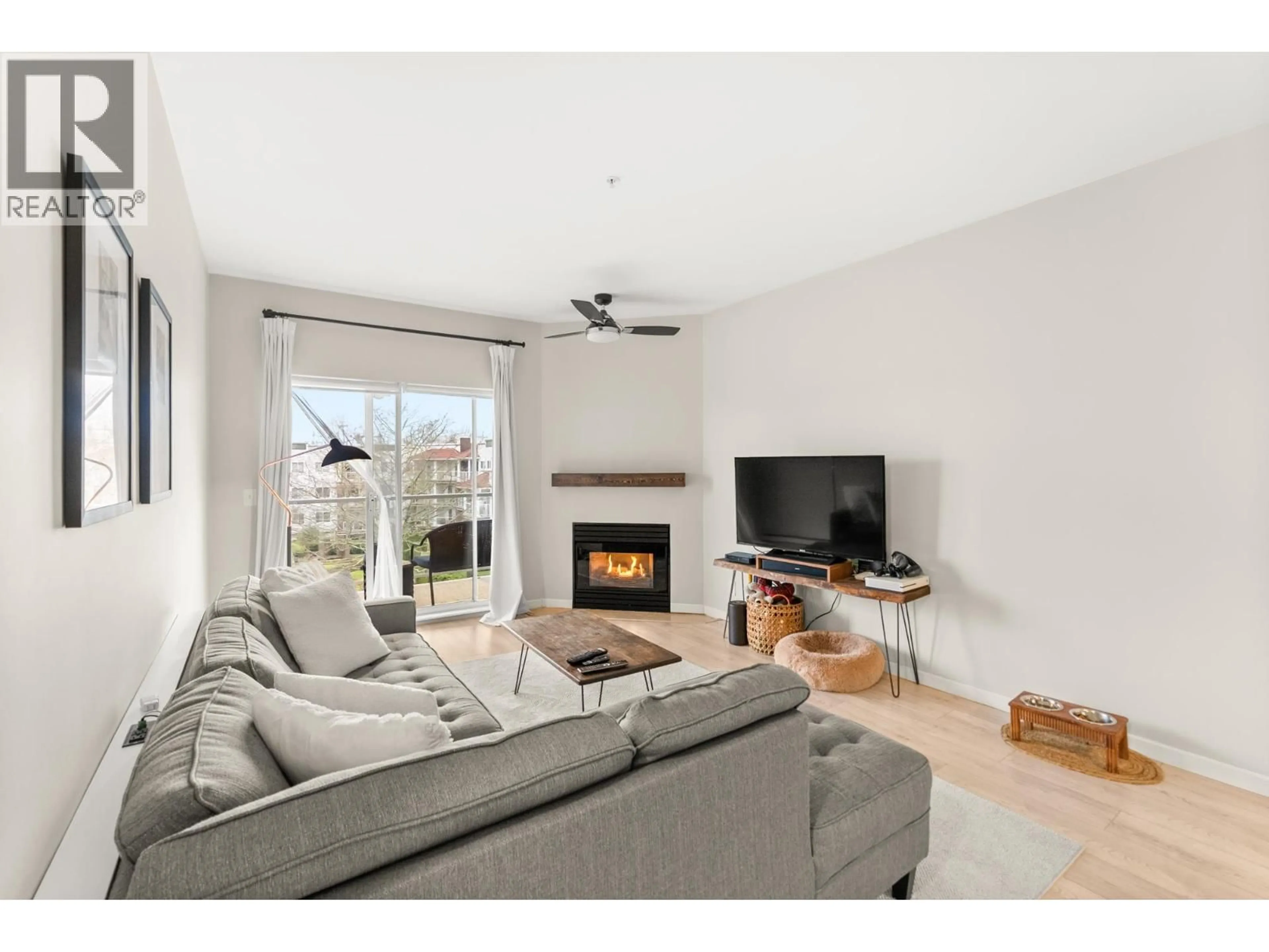 Living room with furniture, wood/laminate floor for 403 - 4758 53 STREET, Delta British Columbia V4K2Z1