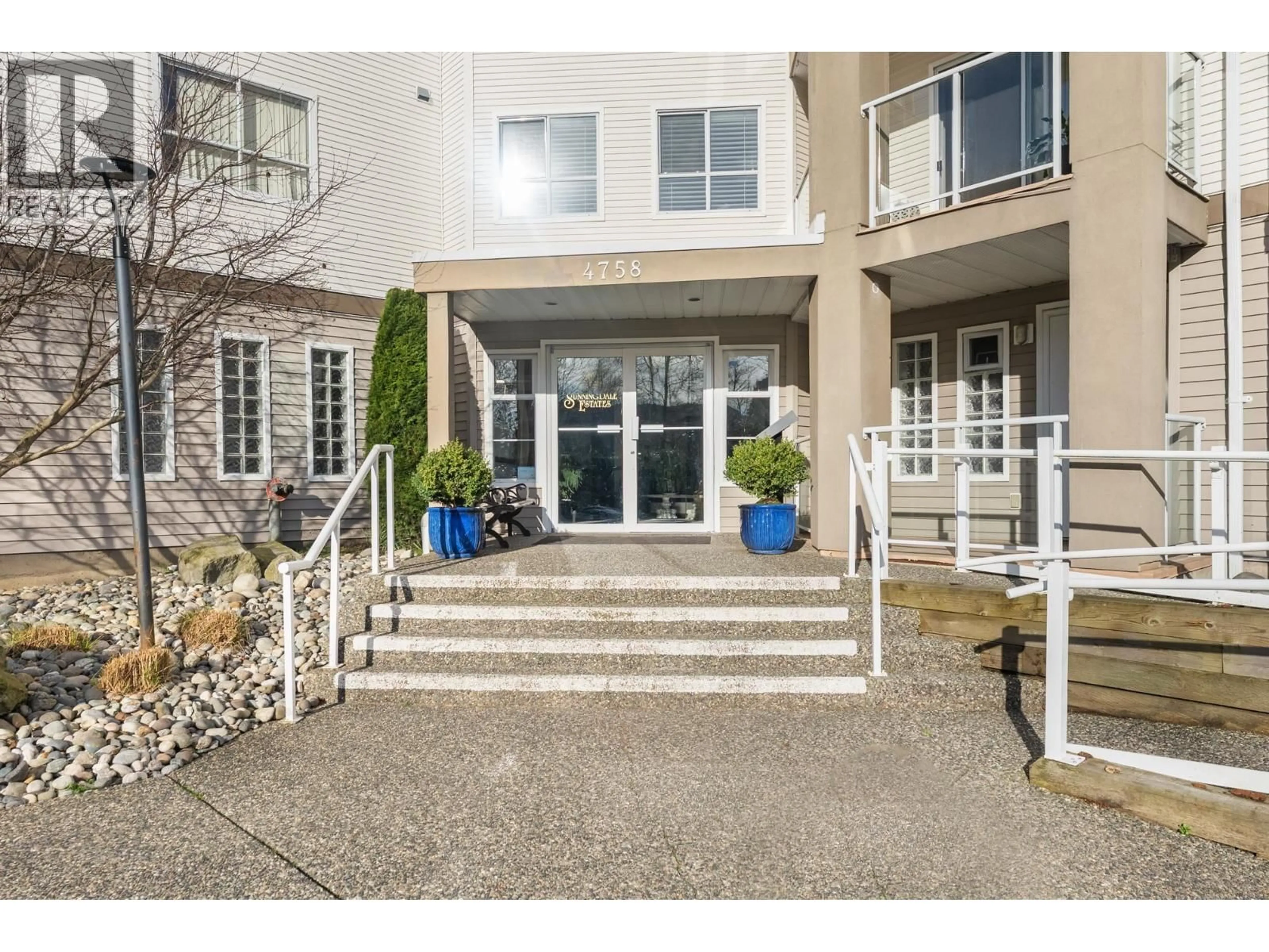 Indoor foyer for 403 - 4758 53 STREET, Delta British Columbia V4K2Z1