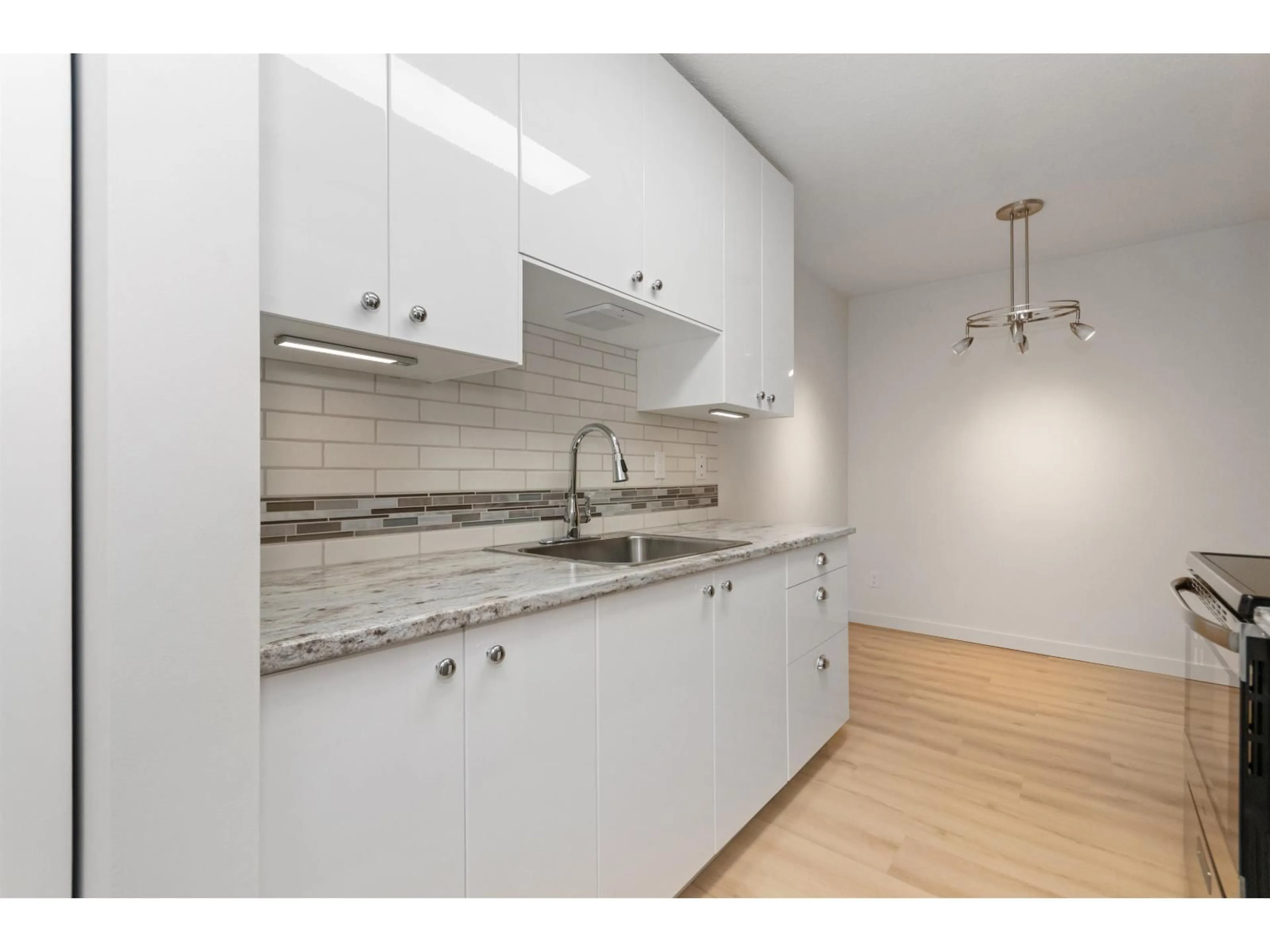 Standard kitchen, wood/laminate floor for 340 - 1735 AGASSIZ-ROSEDALE NO 9 HIGHWAY, Agassiz British Columbia V0M1A2