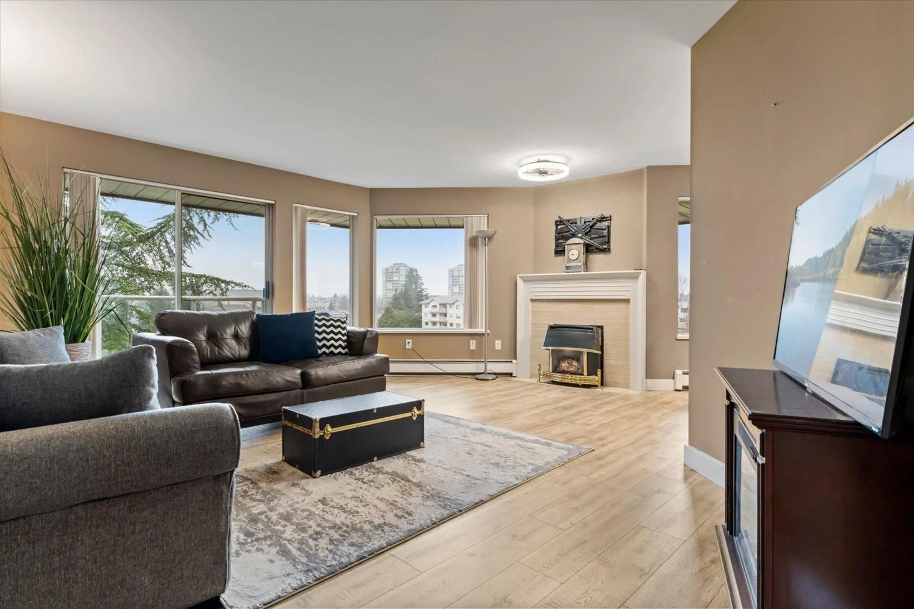 Living room with furniture, wood/laminate floor for 307 - 32669 GEORGE FERGUSON WAY, Abbotsford British Columbia V2T4E4