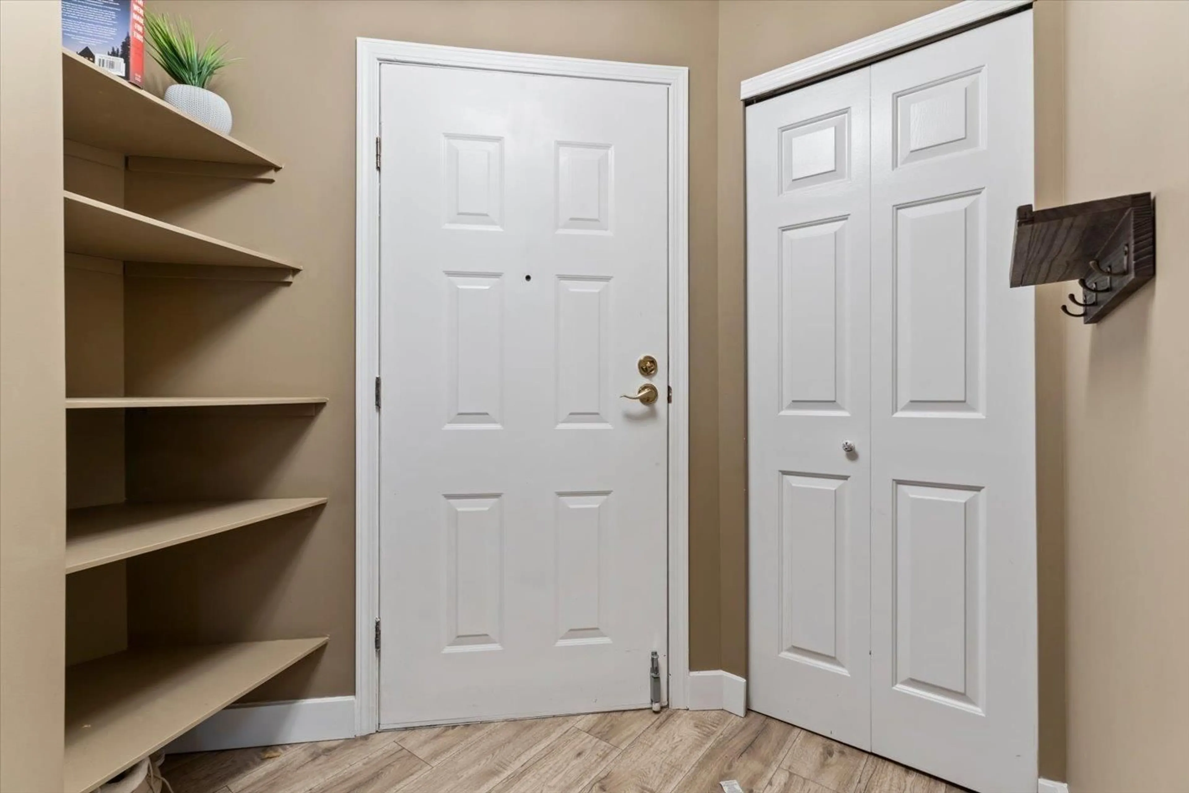 Indoor entryway for 307 - 32669 GEORGE FERGUSON WAY, Abbotsford British Columbia V2T4E4