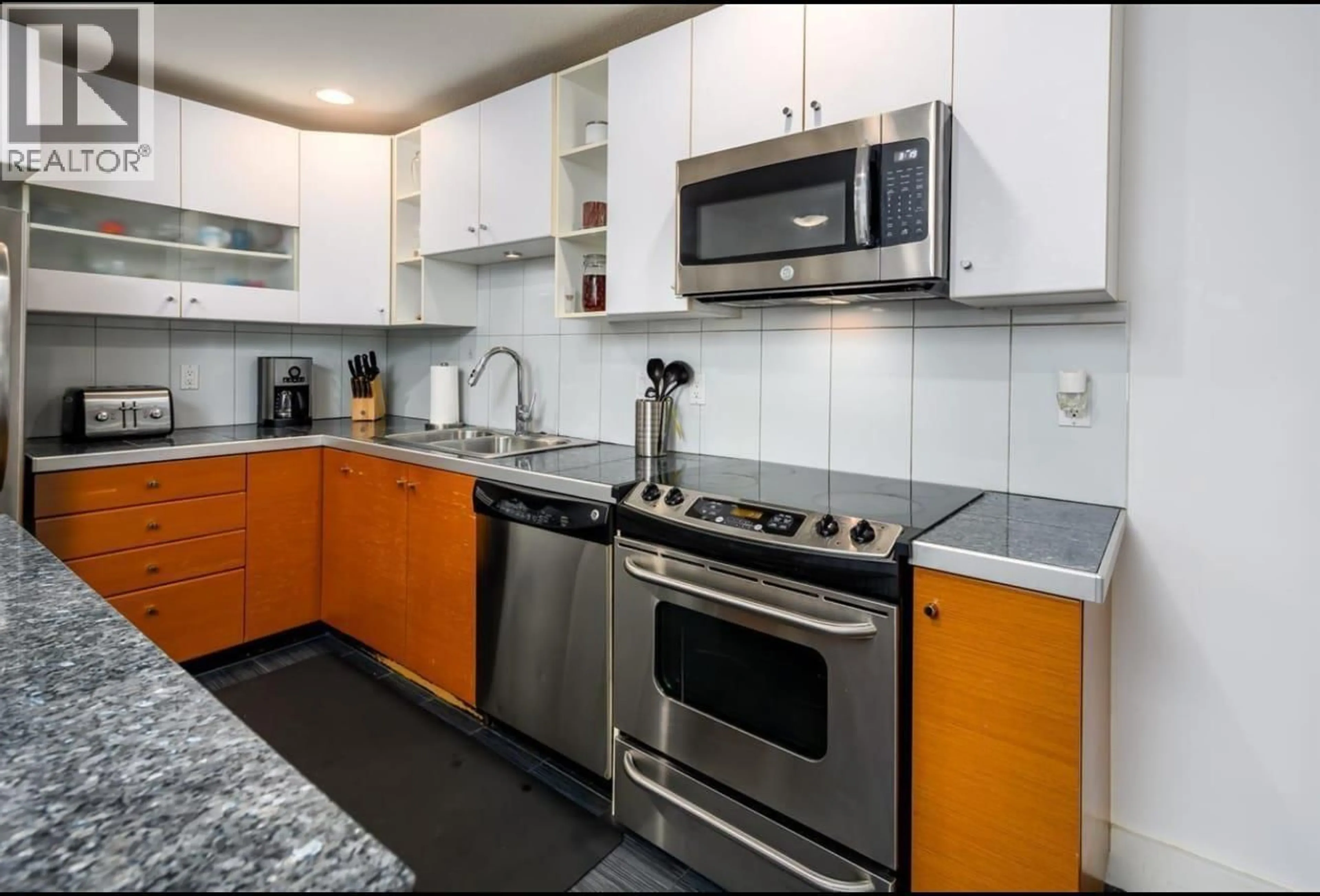 Standard kitchen, ceramic/tile floor for 32 - 728 14TH STREET, North Vancouver British Columbia V7M0A8