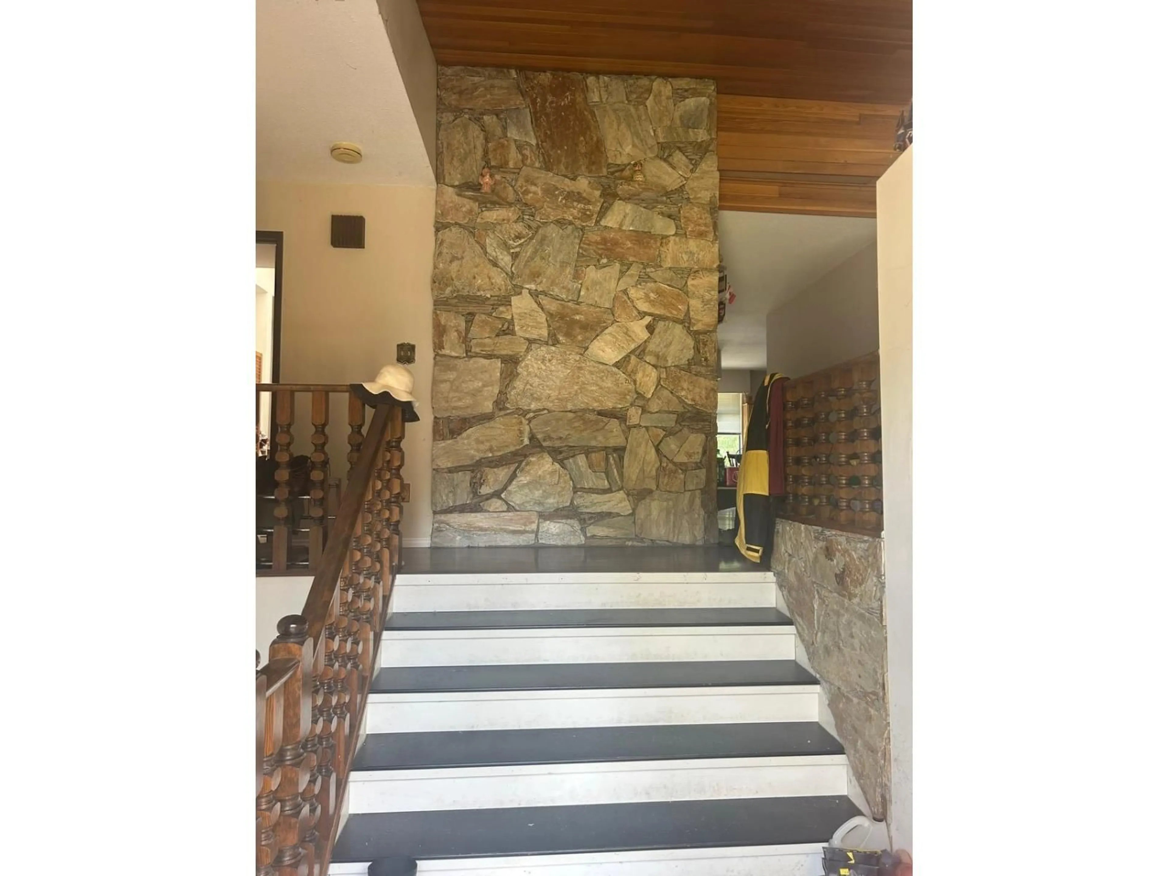 Indoor foyer for 9860 160 STREET, Surrey British Columbia V4N2J4