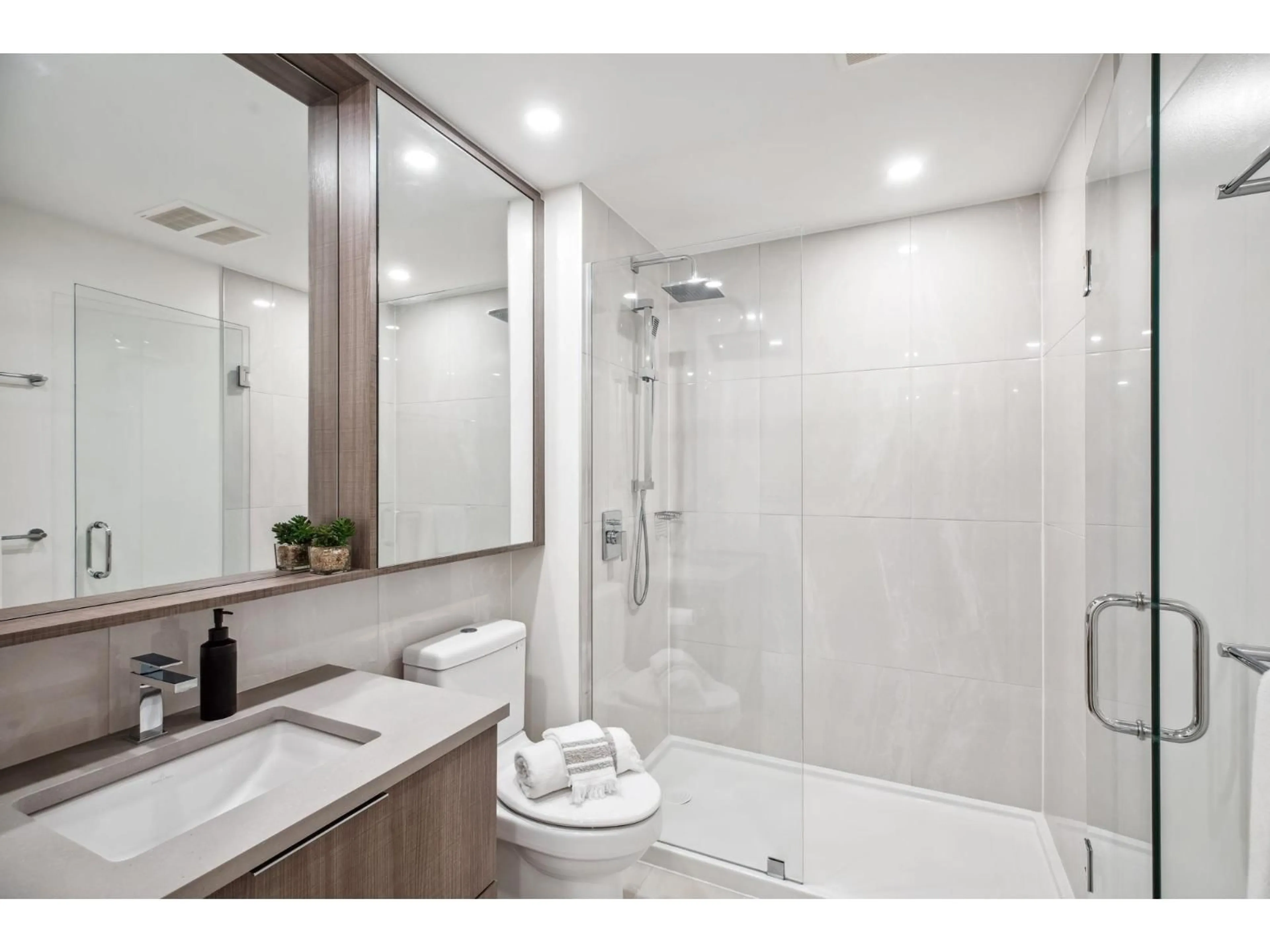 Standard bathroom, ceramic/tile floor for 709 - 13318 104 AVENUE, Surrey British Columbia V3T0R2