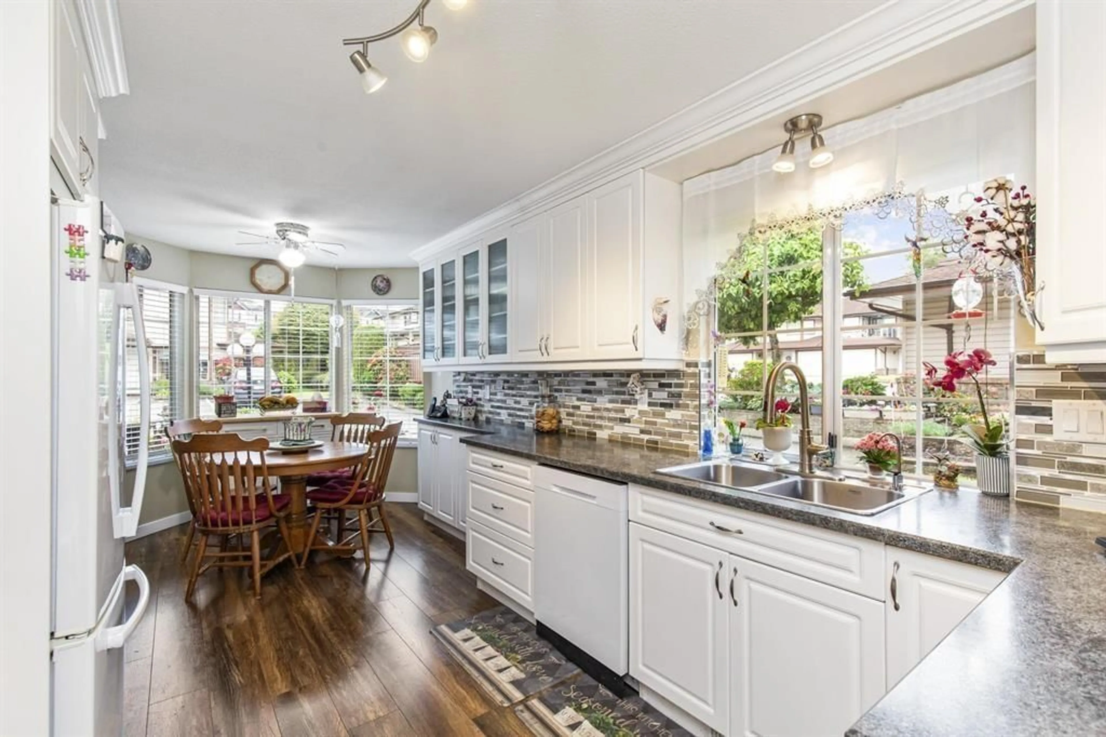Open concept kitchen, ceramic/tile floor for 31 - 32659 GEORGE FERGUSON WAY, Abbotsford British Columbia V2T4E4