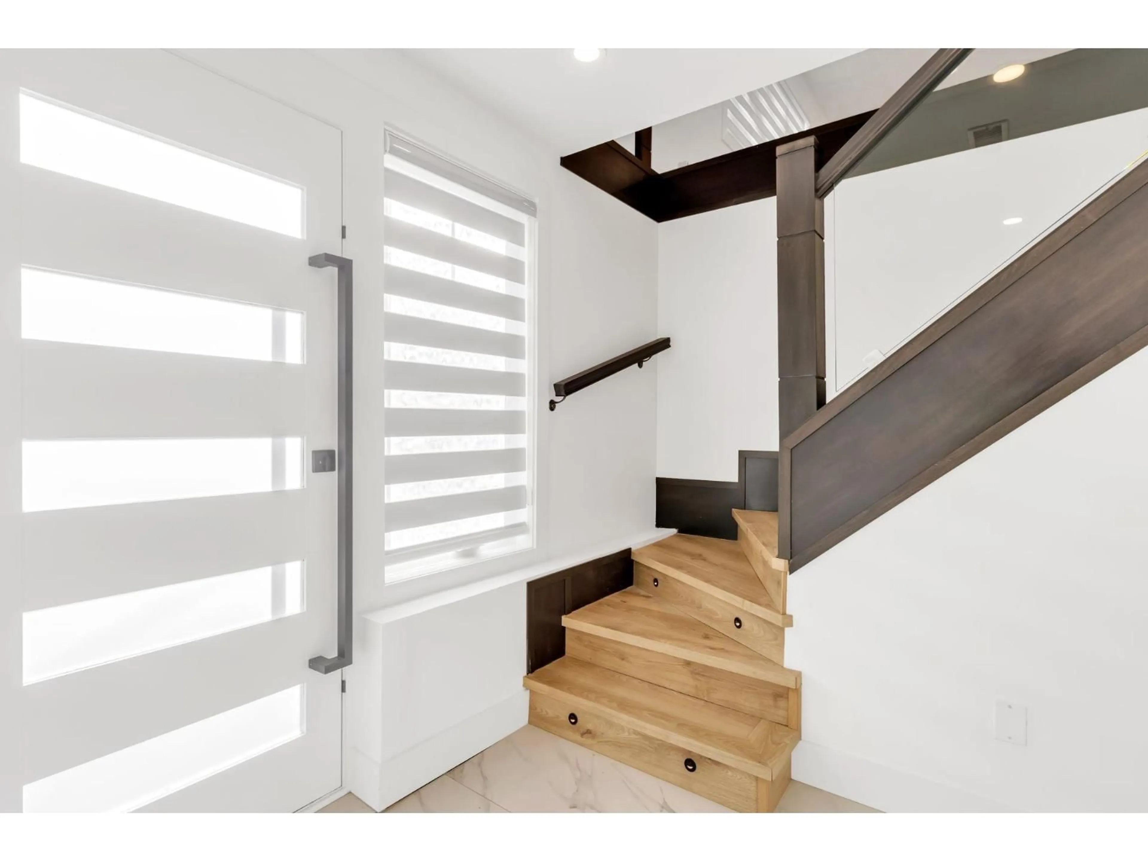 Indoor entryway for 32545 PTARMIGAN DRIVE, Mission British Columbia V2V5K6