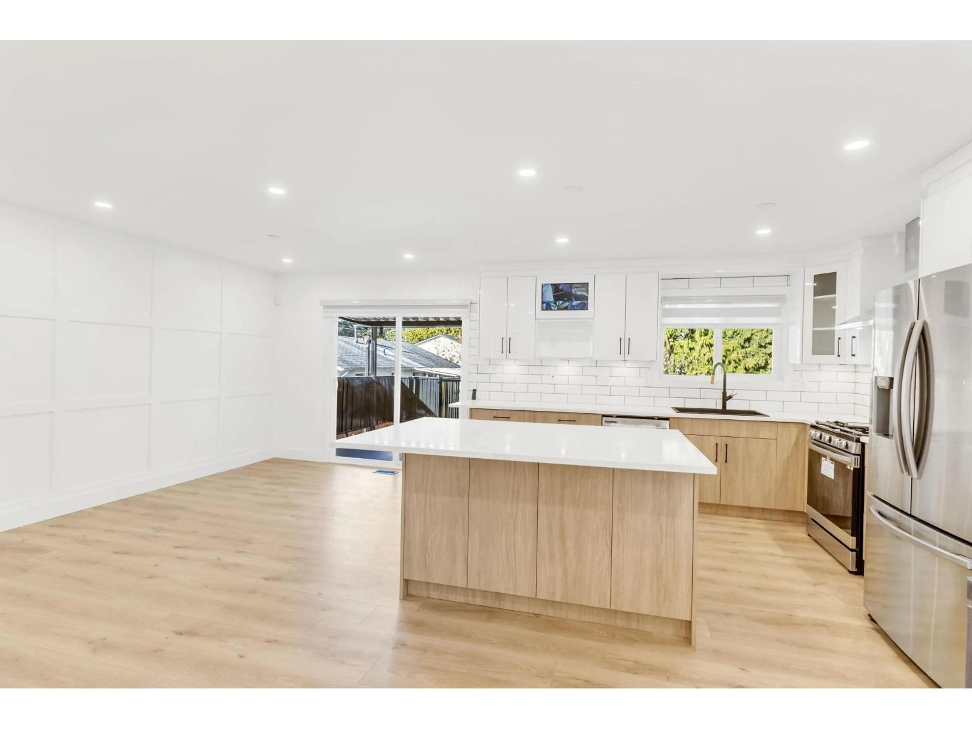 Open concept kitchen, wood/laminate floor for 32545 PTARMIGAN DRIVE, Mission British Columbia V2V5K6