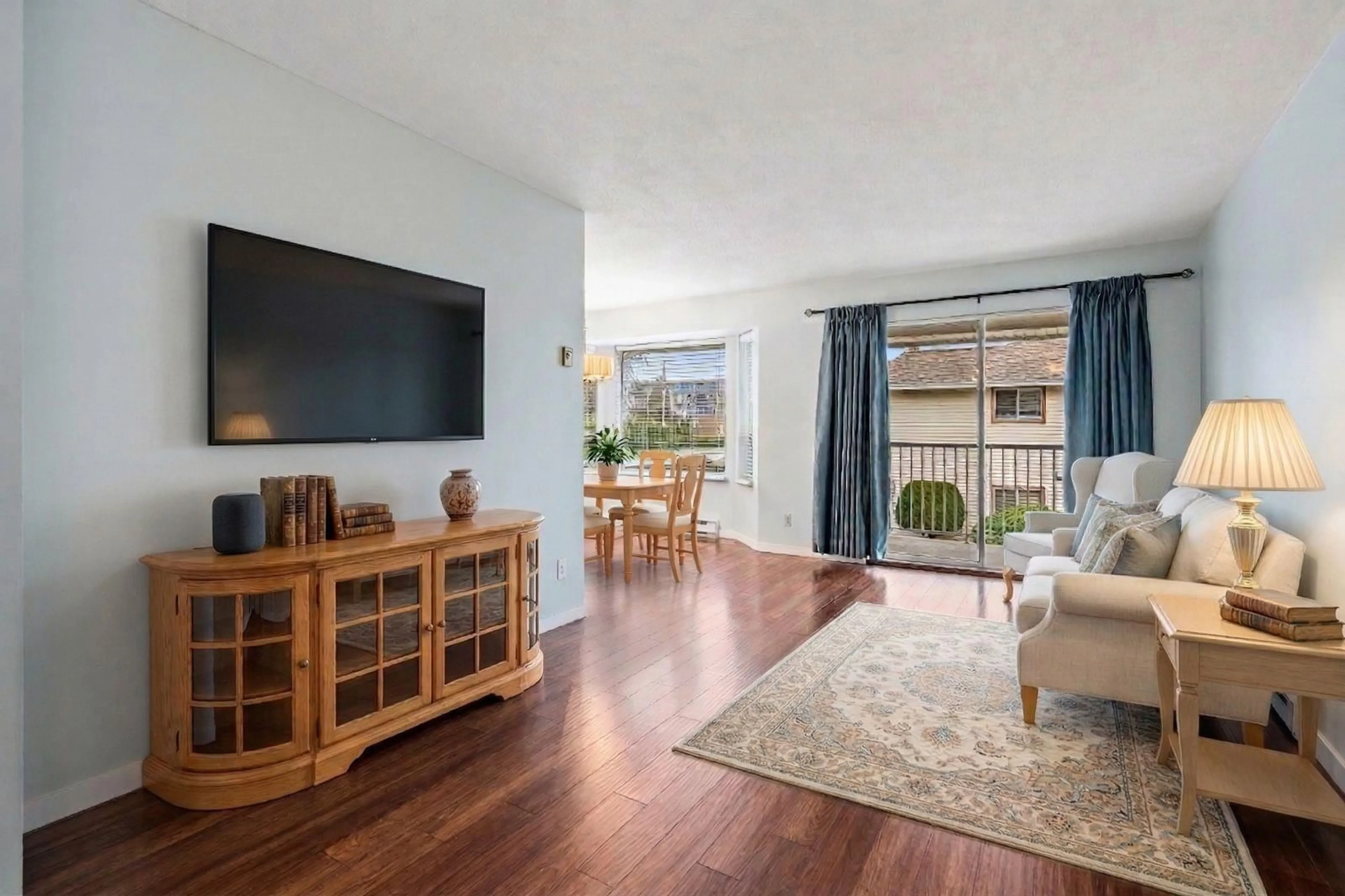 Living room with furniture, wood/laminate floor for 14 - 2456 WARE STREET, Abbotsford British Columbia V2S3E1