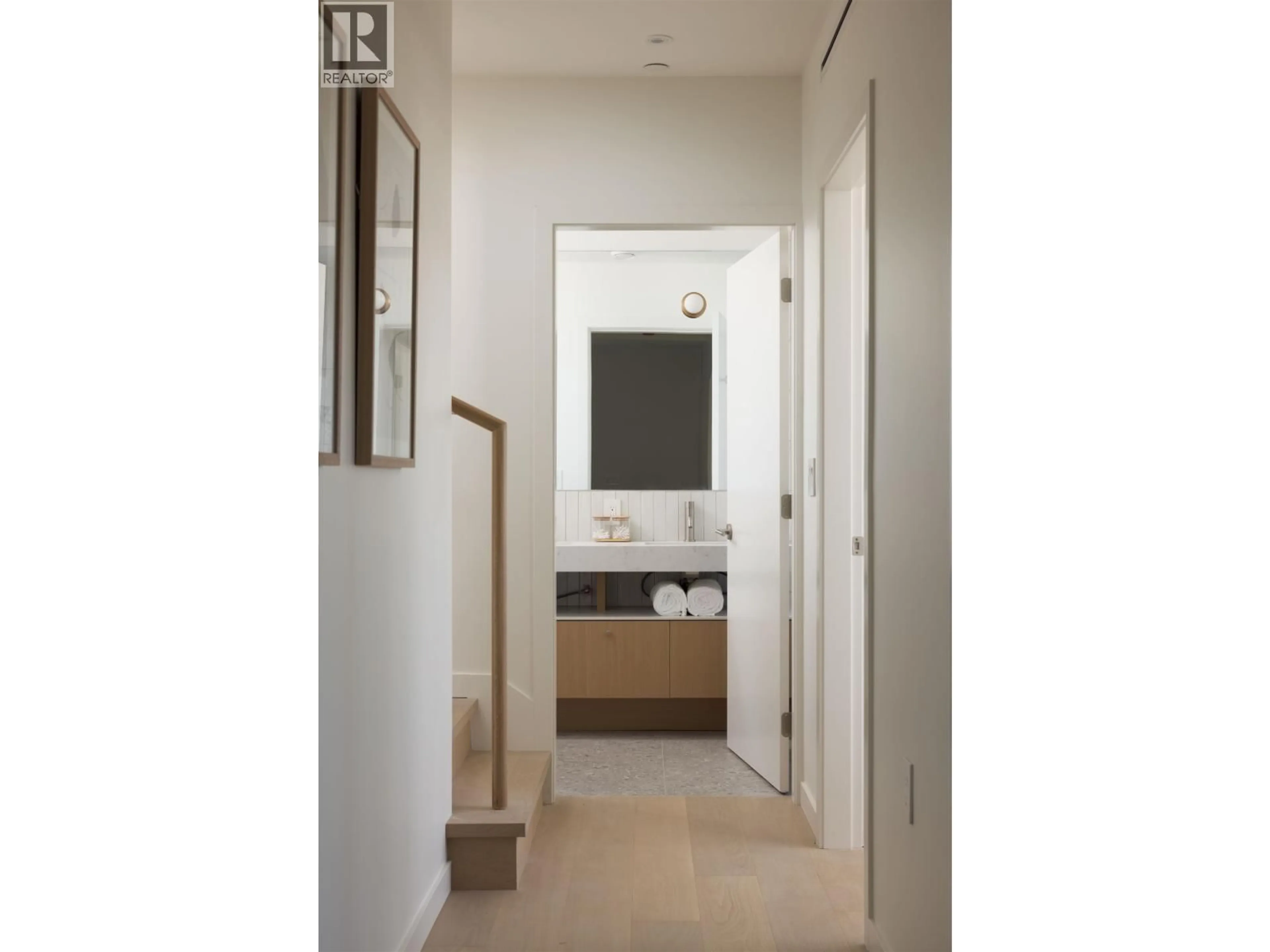 Indoor entryway for 1 - 2915 5TH AVENUE, Vancouver British Columbia V5M1N6