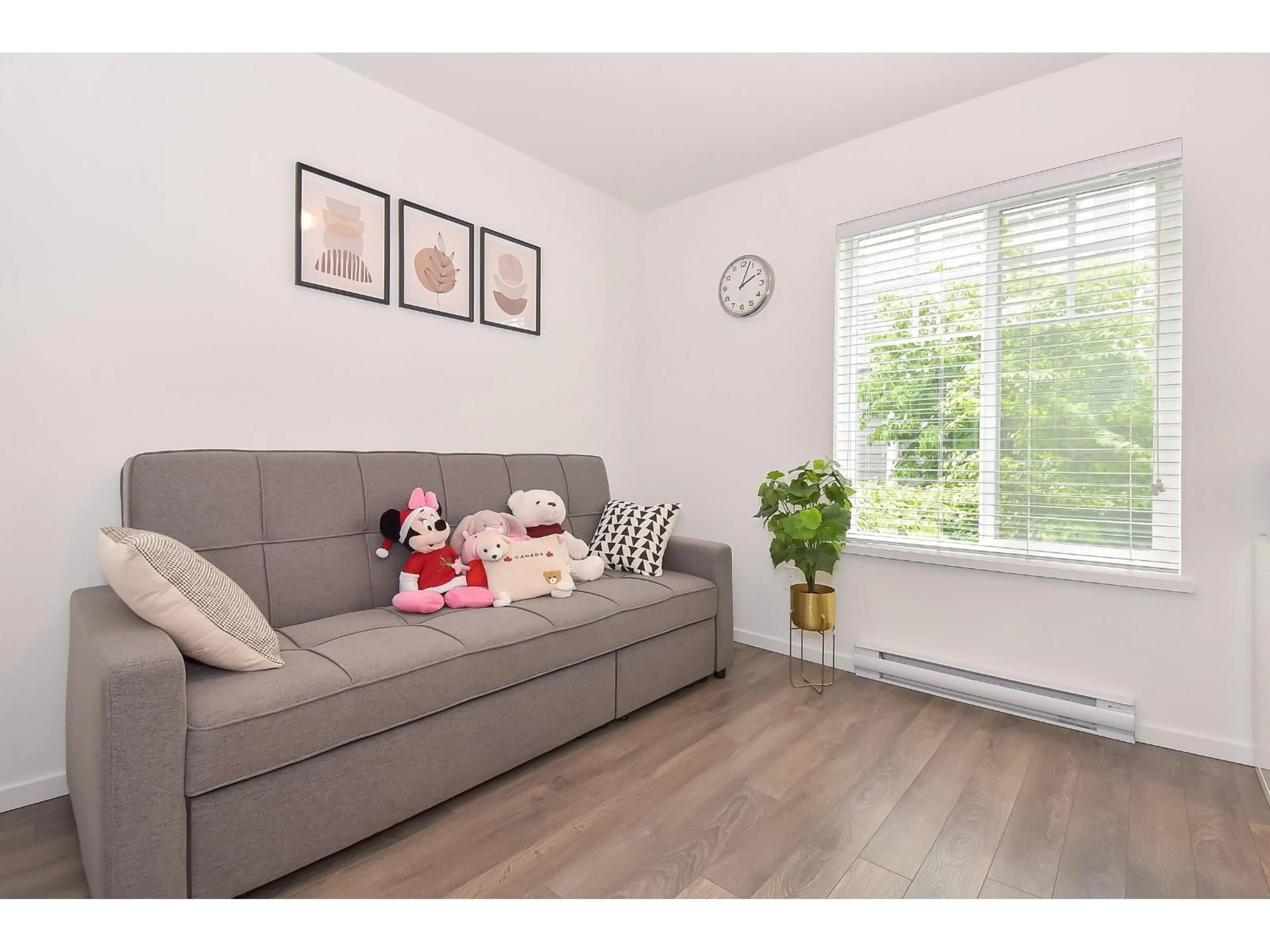 Living room with furniture, wood/laminate floor for 39 - 15850 85 AVENUE, Surrey British Columbia V4N6W2