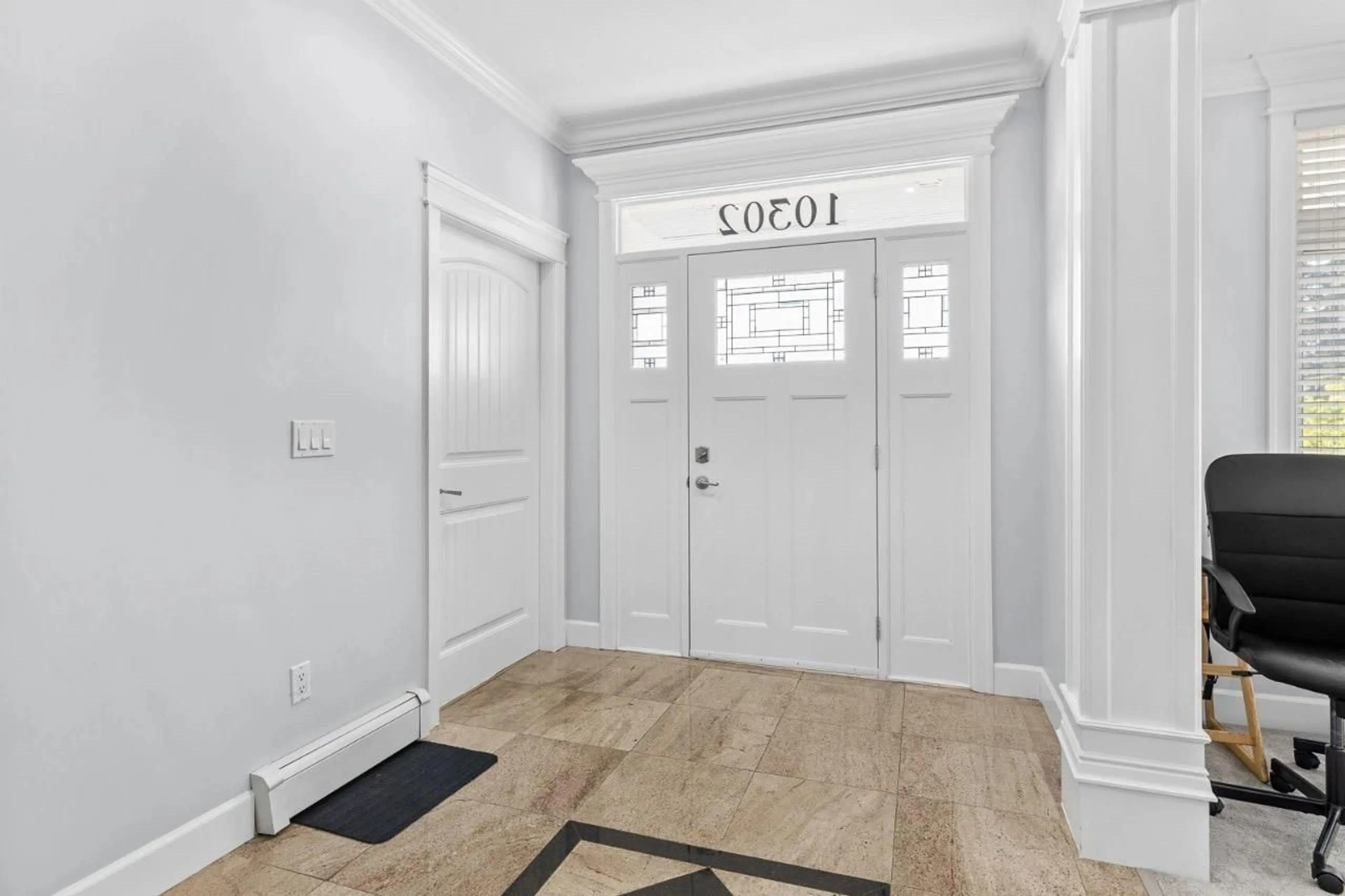 Indoor entryway for 10302 MAIN STREET, Delta British Columbia V4C2P4