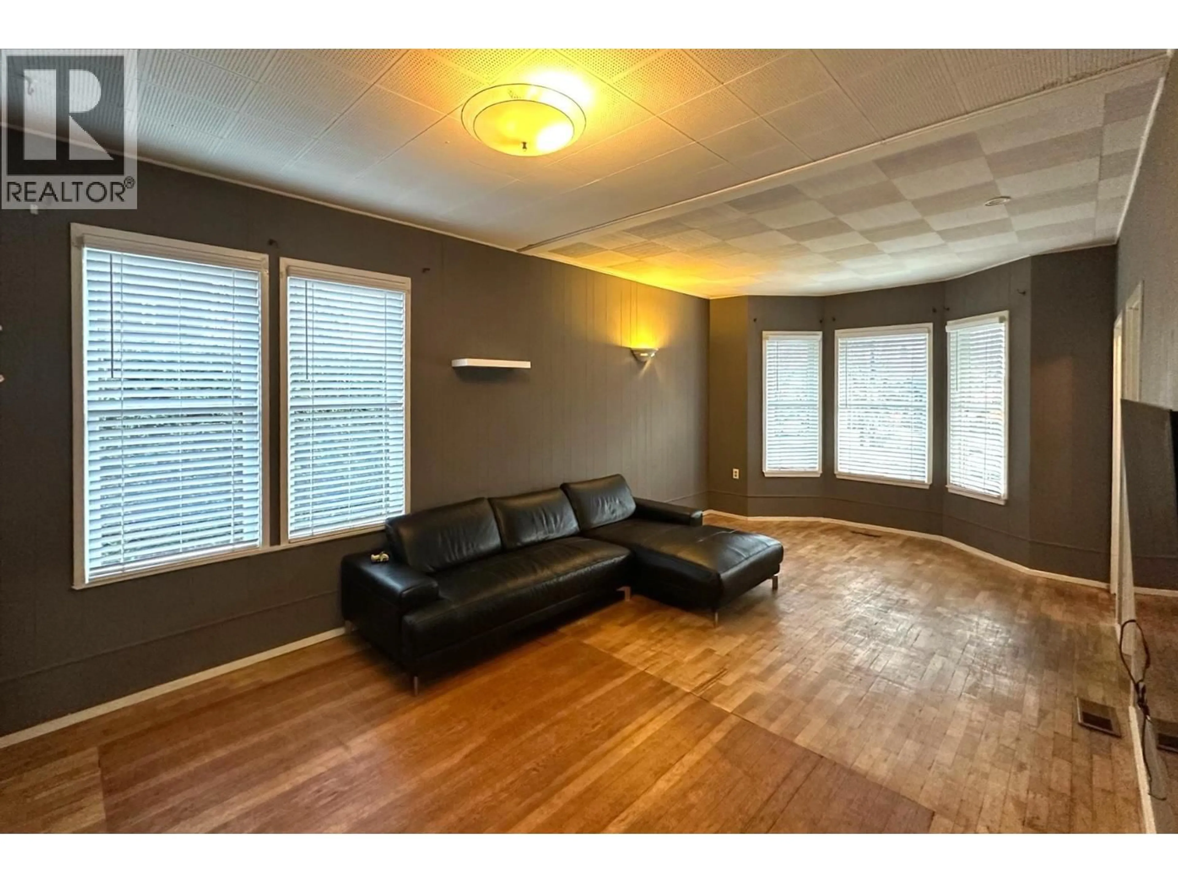 Living room with furniture, wood/laminate floor for 166 10TH STREET, North Vancouver British Columbia V7L2C8