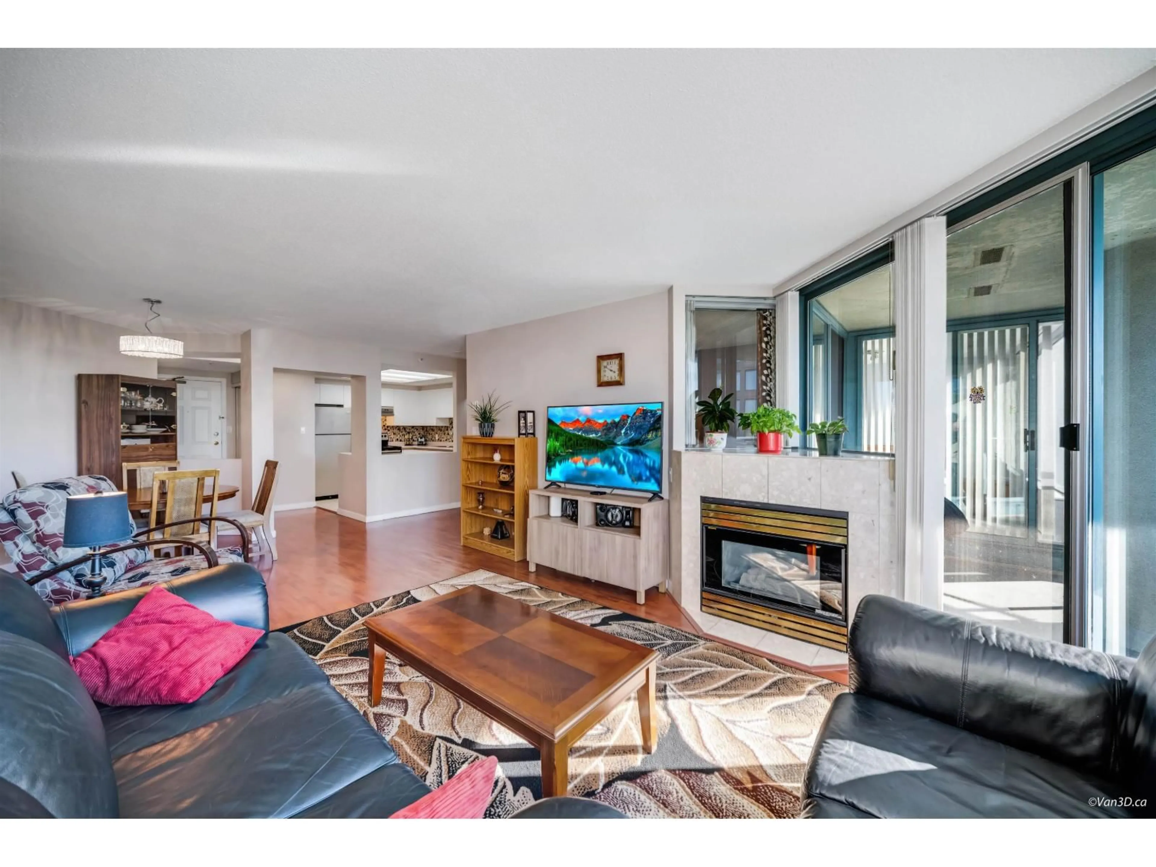 Living room with furniture, wood/laminate floor for 904 - 13383 108 AVENUE, Surrey British Columbia V3T5T6