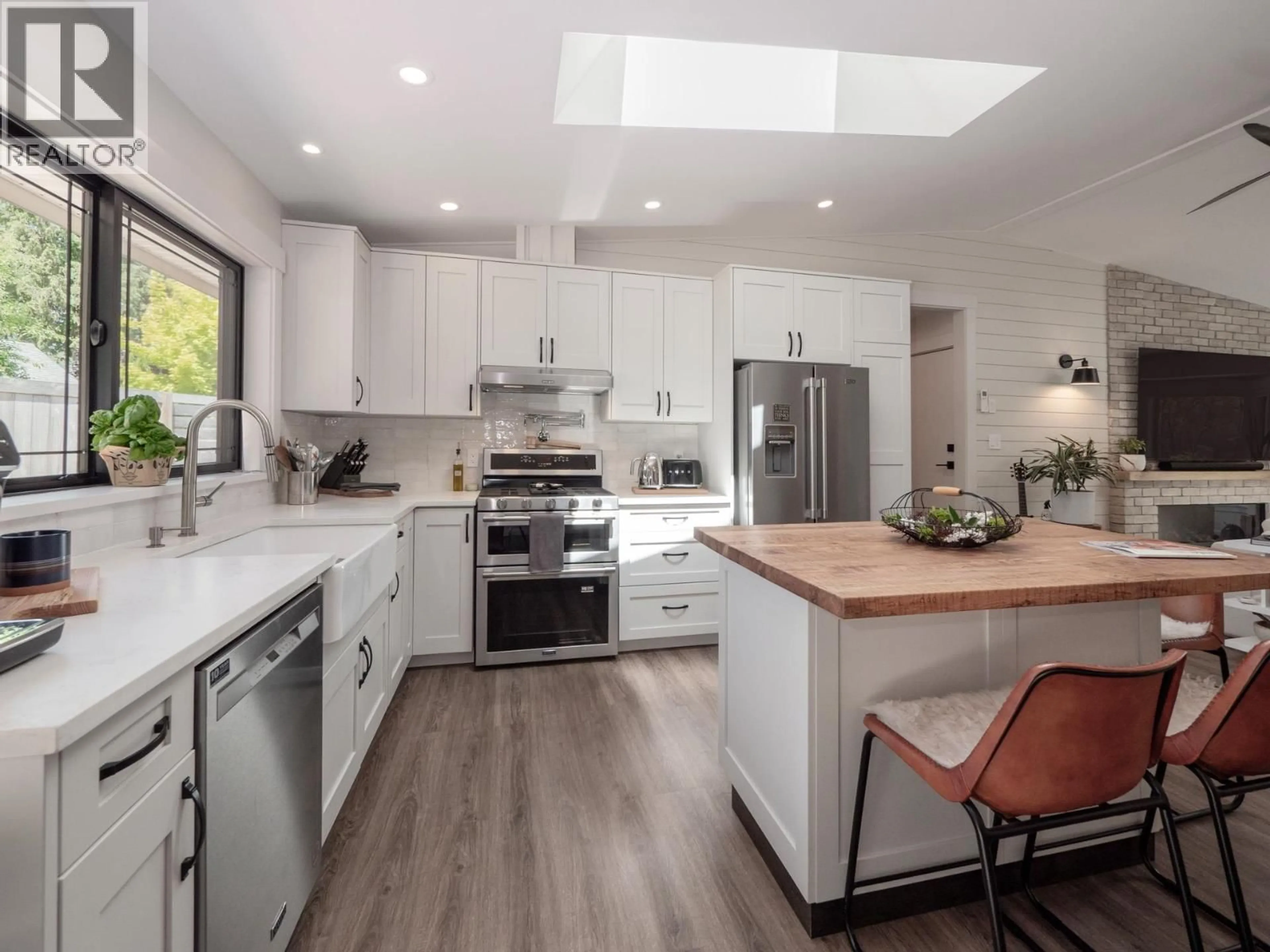 Contemporary kitchen, unknown for 655 DOUGALL ROAD, Gibsons British Columbia V0N1V8