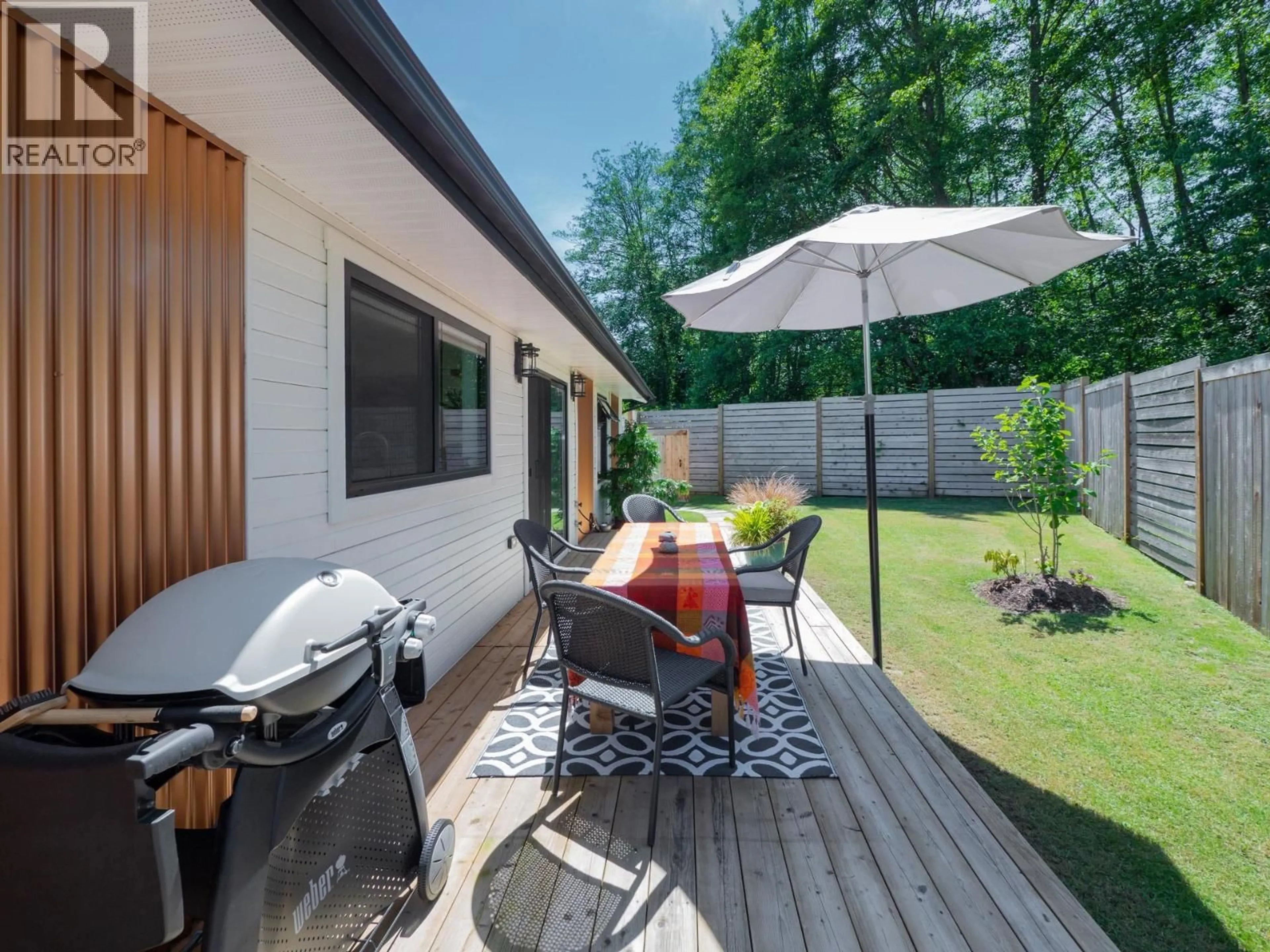 Patio, street for 655 DOUGALL ROAD, Gibsons British Columbia V0N1V8