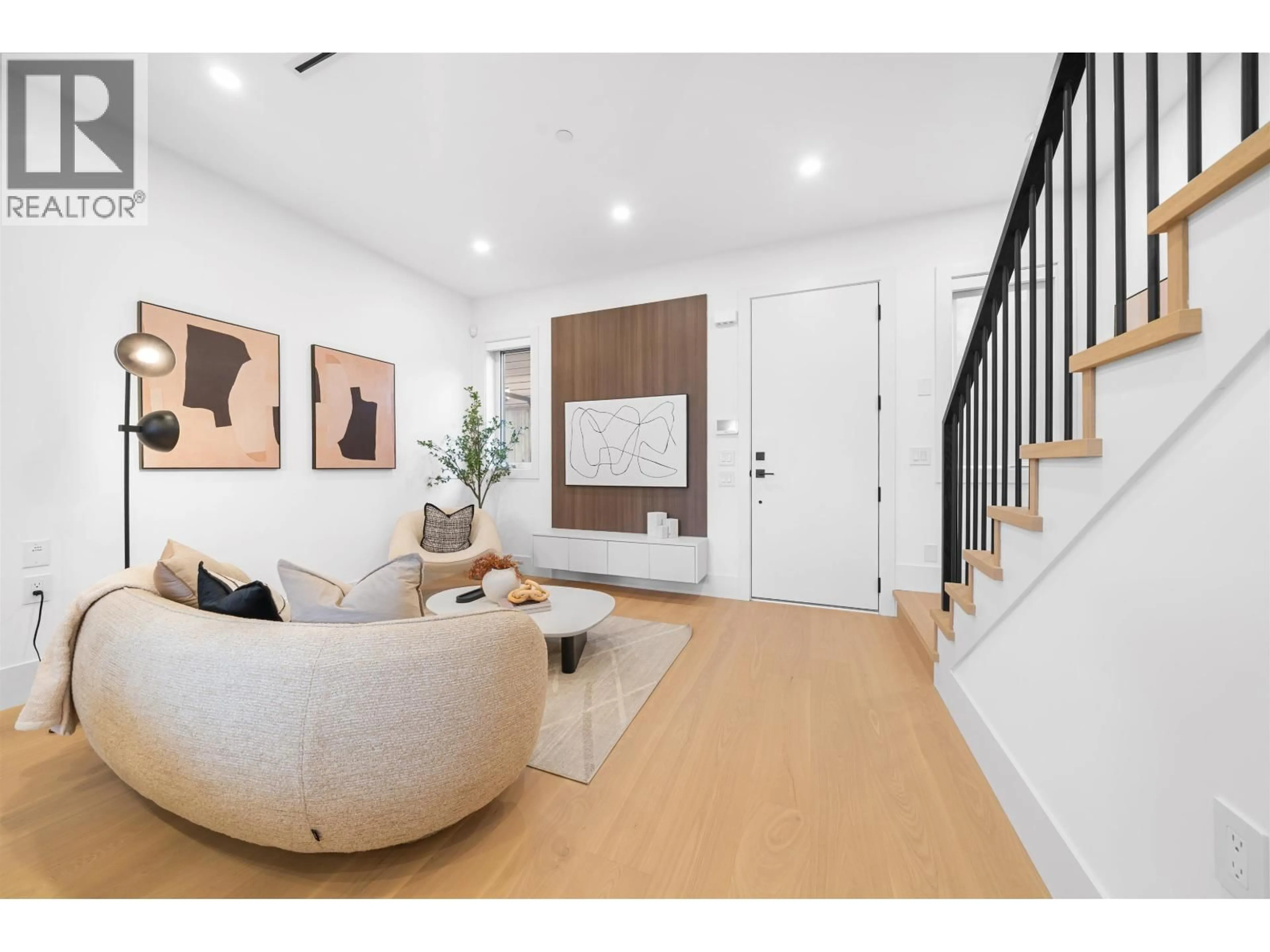 Indoor entryway for 2609 DUNDAS STREET, Vancouver British Columbia V5K1R1