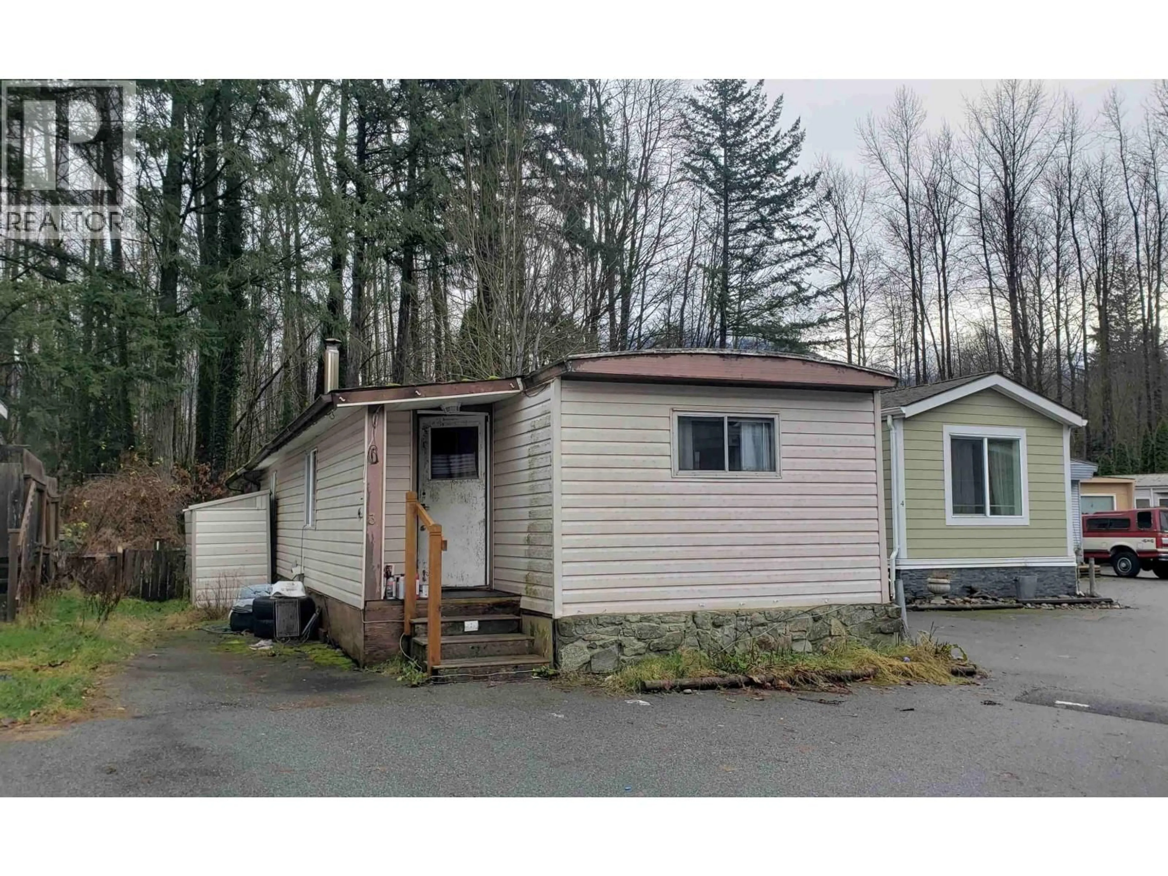 Home with vinyl exterior material, street for 3 - 39884 GOVERNMENT ROAD, Squamish British Columbia V8B0A7