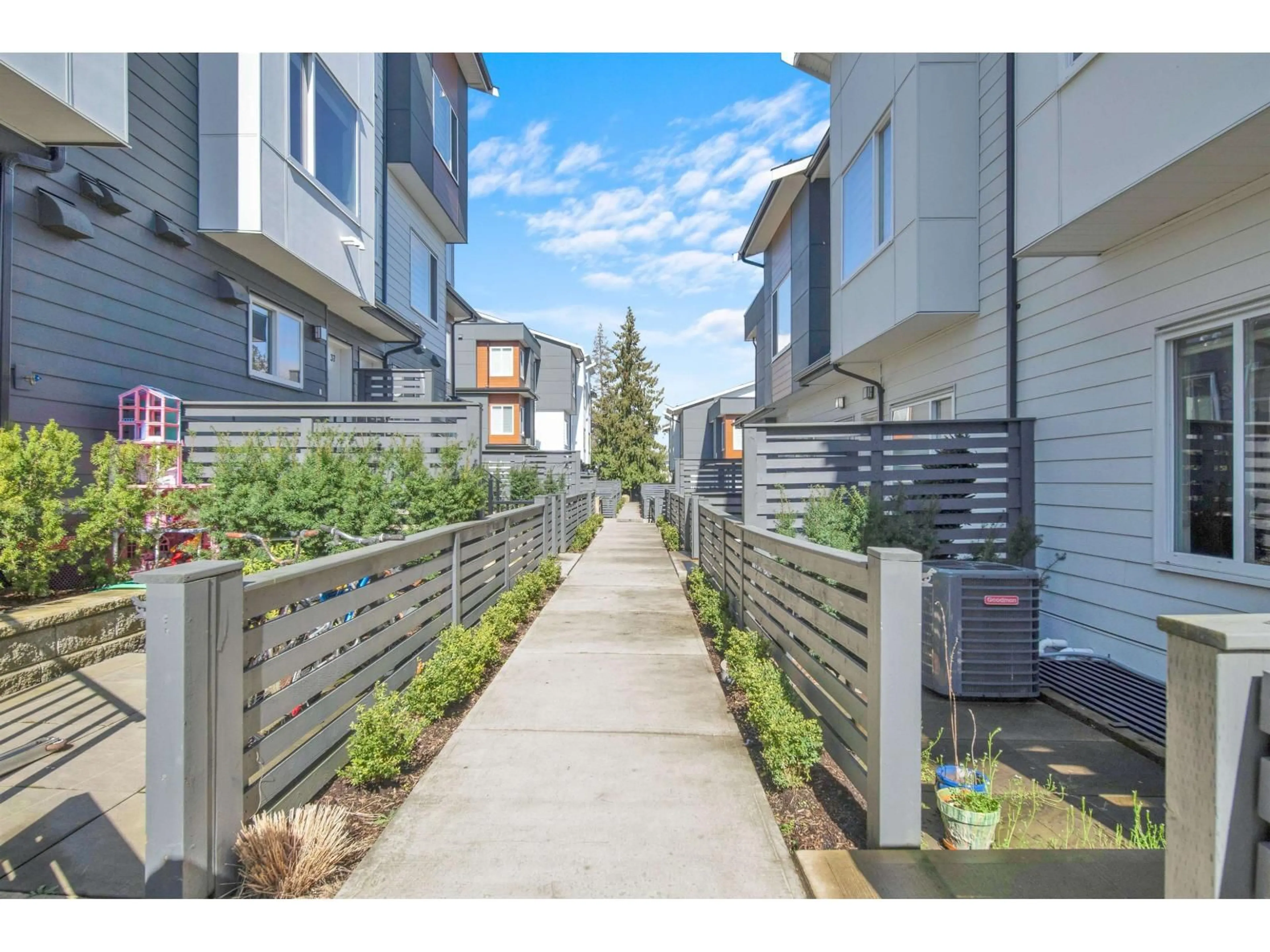 Patio, street for 31 - 9652 162A STREET, Surrey British Columbia V4N2E4