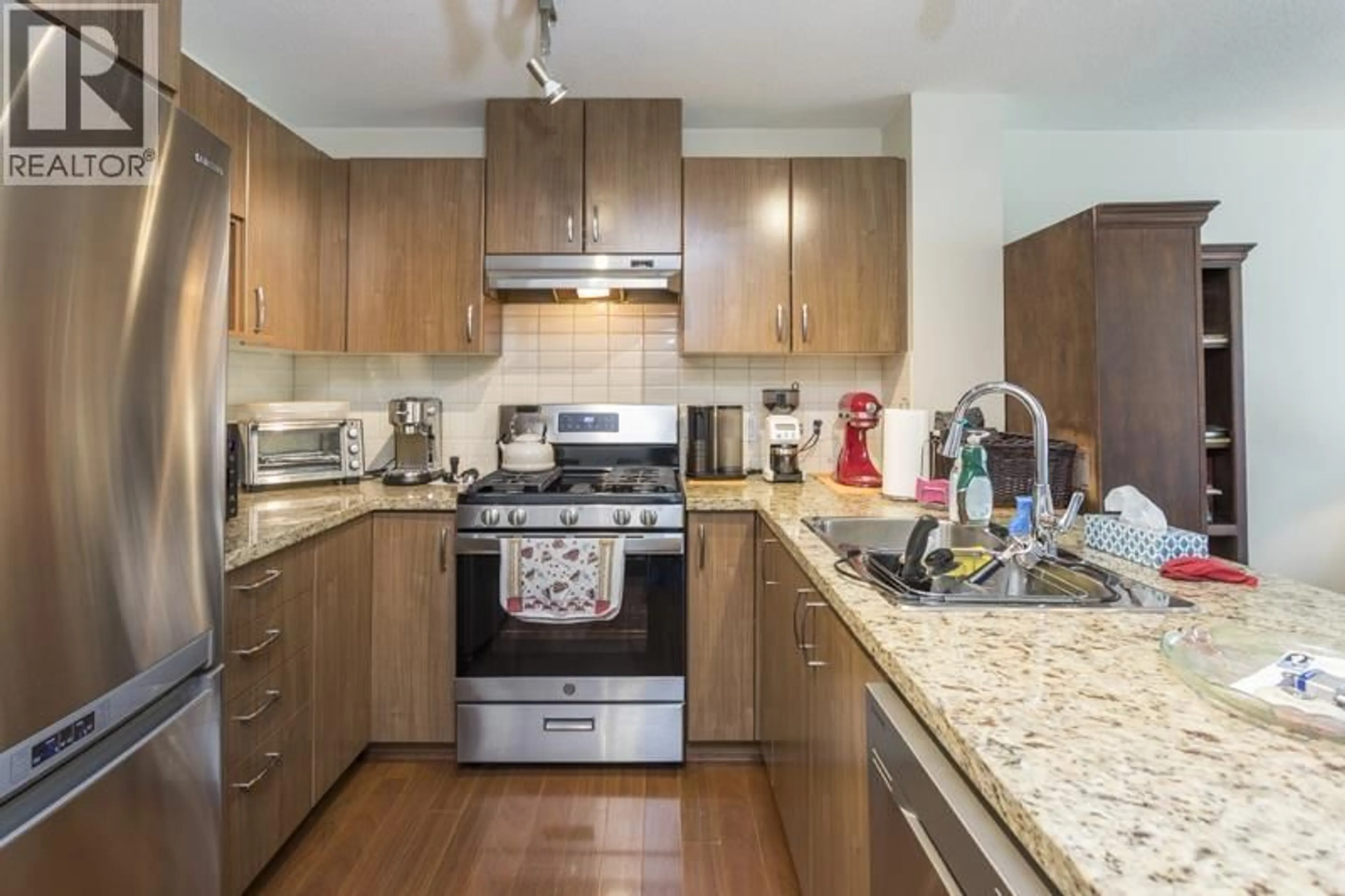 Standard kitchen, wood/laminate floor for 215 - 3110 DAYANEE SPRINGS BOULEVARD, Coquitlam British Columbia V3E0B4