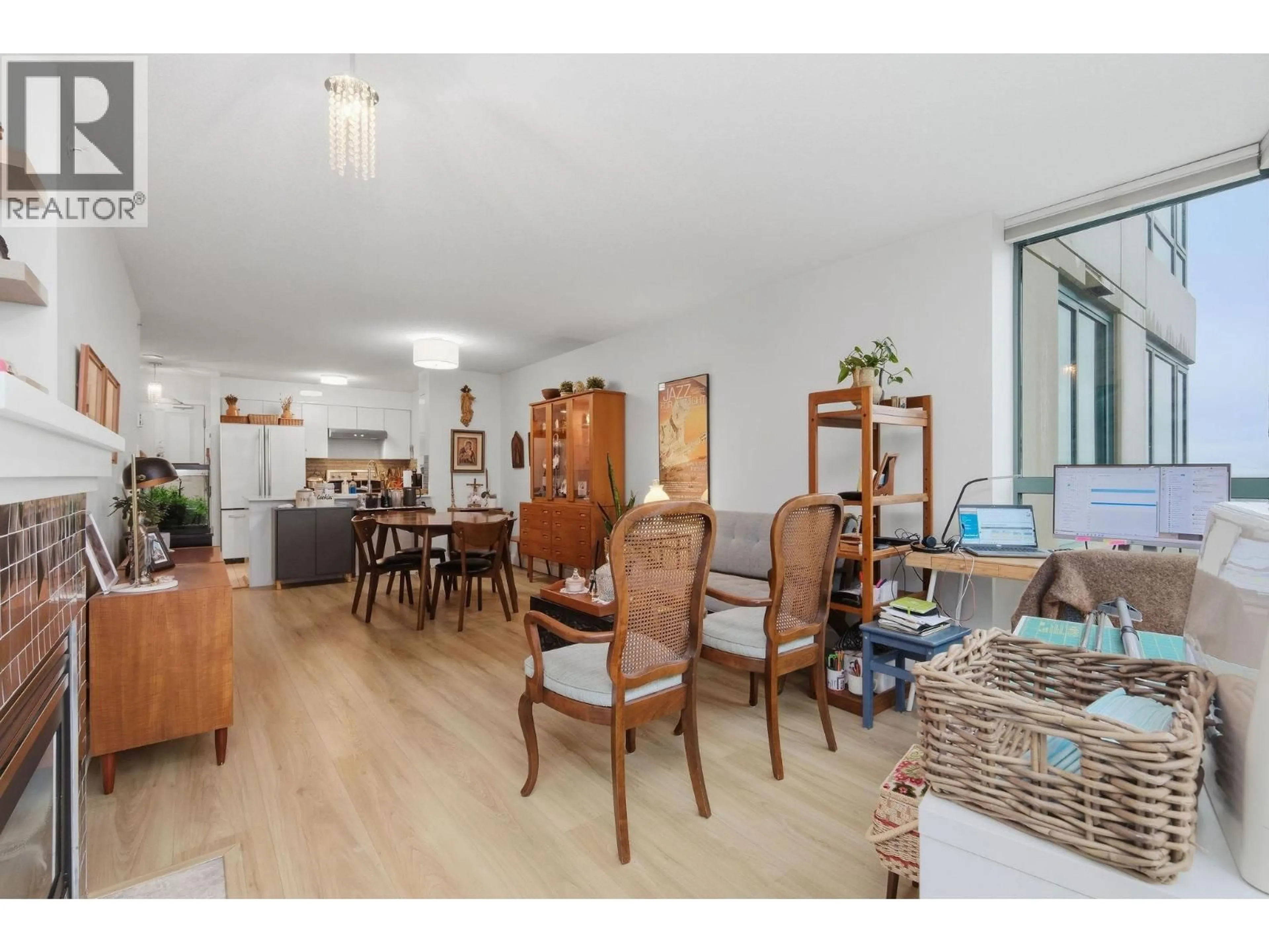 Dining room, wood/laminate floor for 505 - 6659 SOUTHOAKS CRESCENT, Burnaby British Columbia V5E4M9