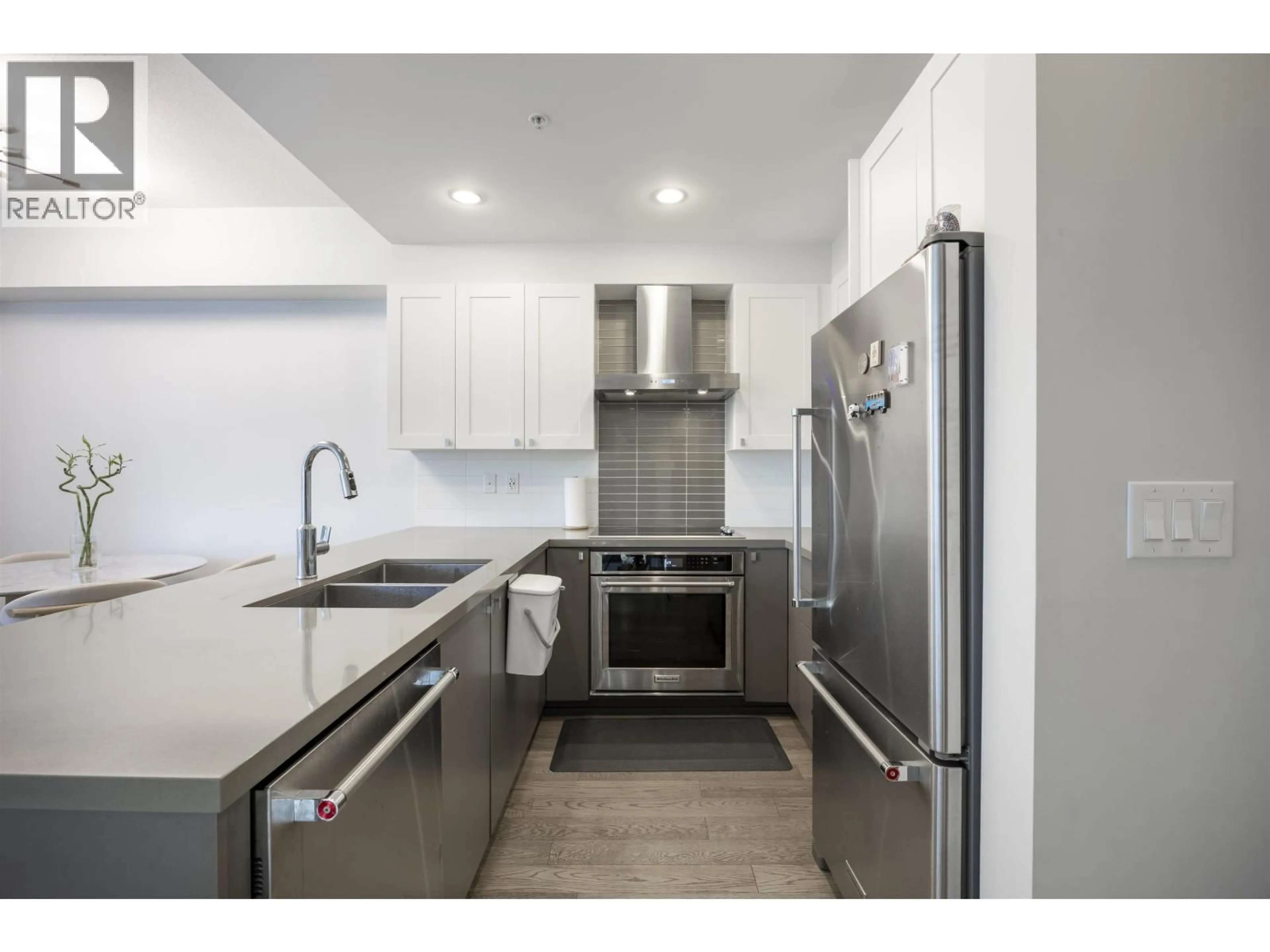 Standard kitchen, unknown for 8 - 3201 NOEL DRIVE, Burnaby British Columbia V3J0G9