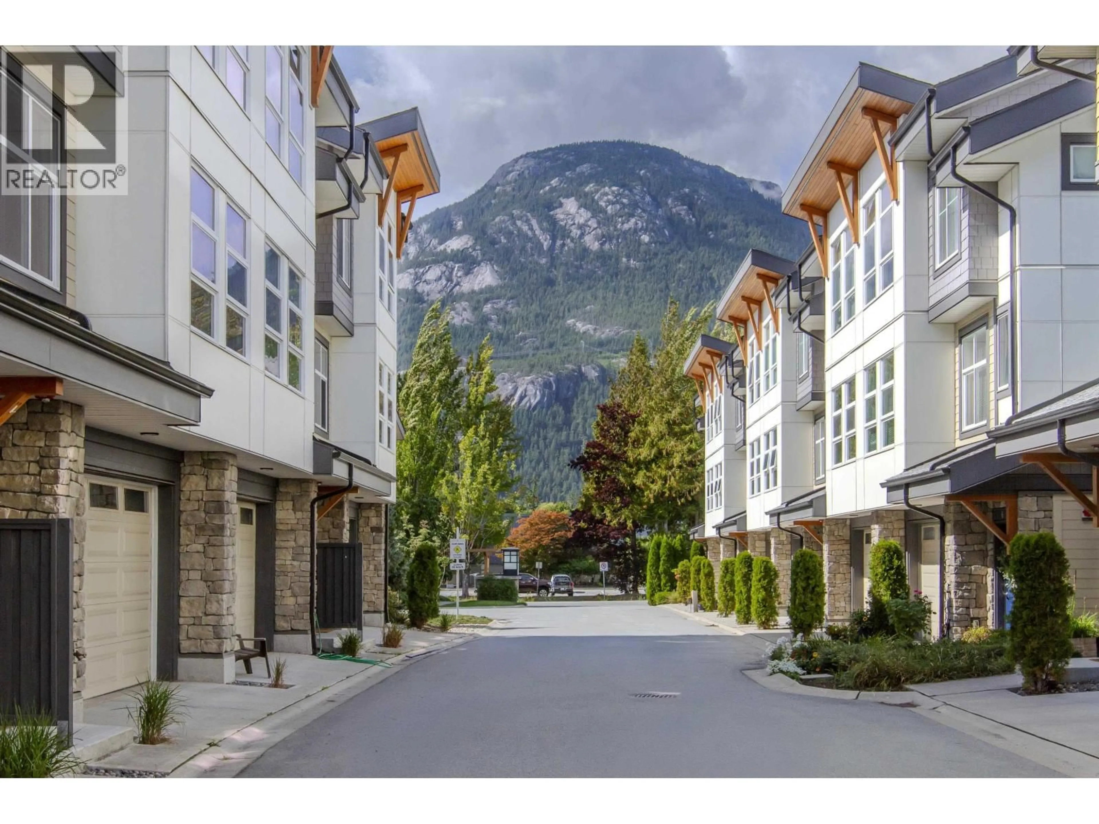 Patio, mountain view for 4 - 39548 LOGGERS LANE, Squamish British Columbia V8B0V7