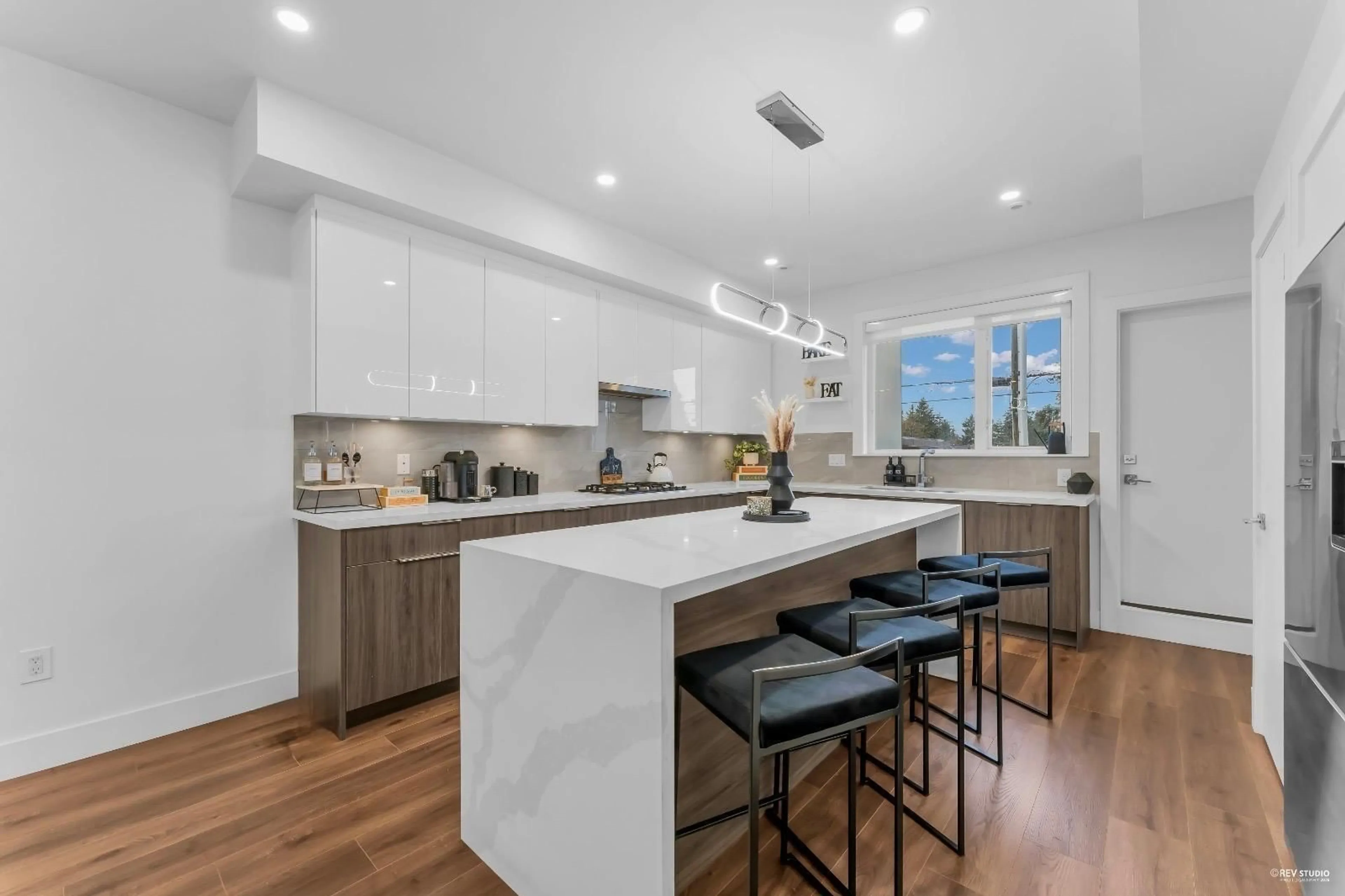 Contemporary kitchen, ceramic/tile floor for 33 - 5858 132 STREET, Surrey British Columbia V3X1N1