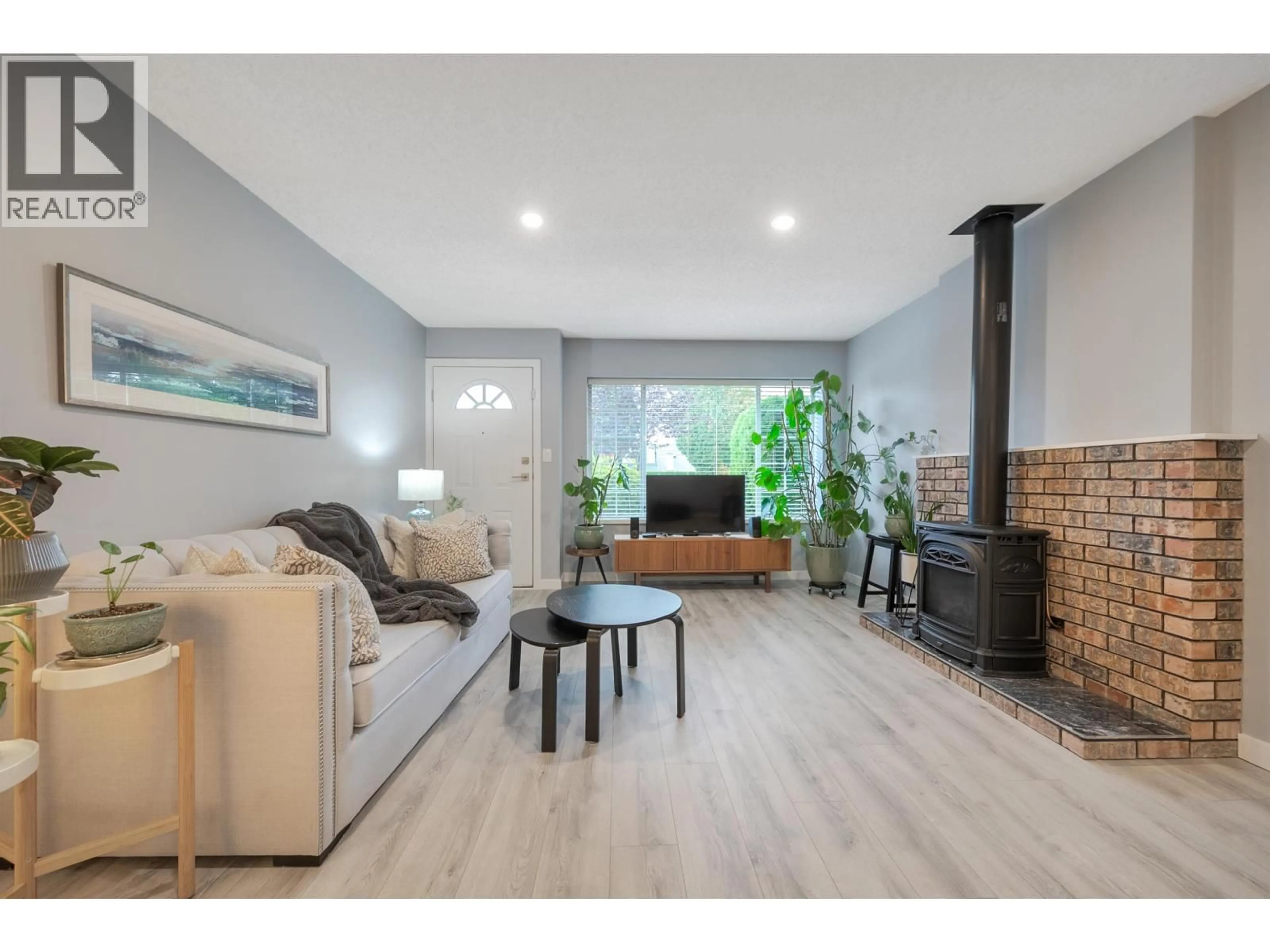 Living room with furniture, wood/laminate floor for 13 - 19249 HAMMOND ROAD, Pitt Meadows British Columbia V3Y2B8