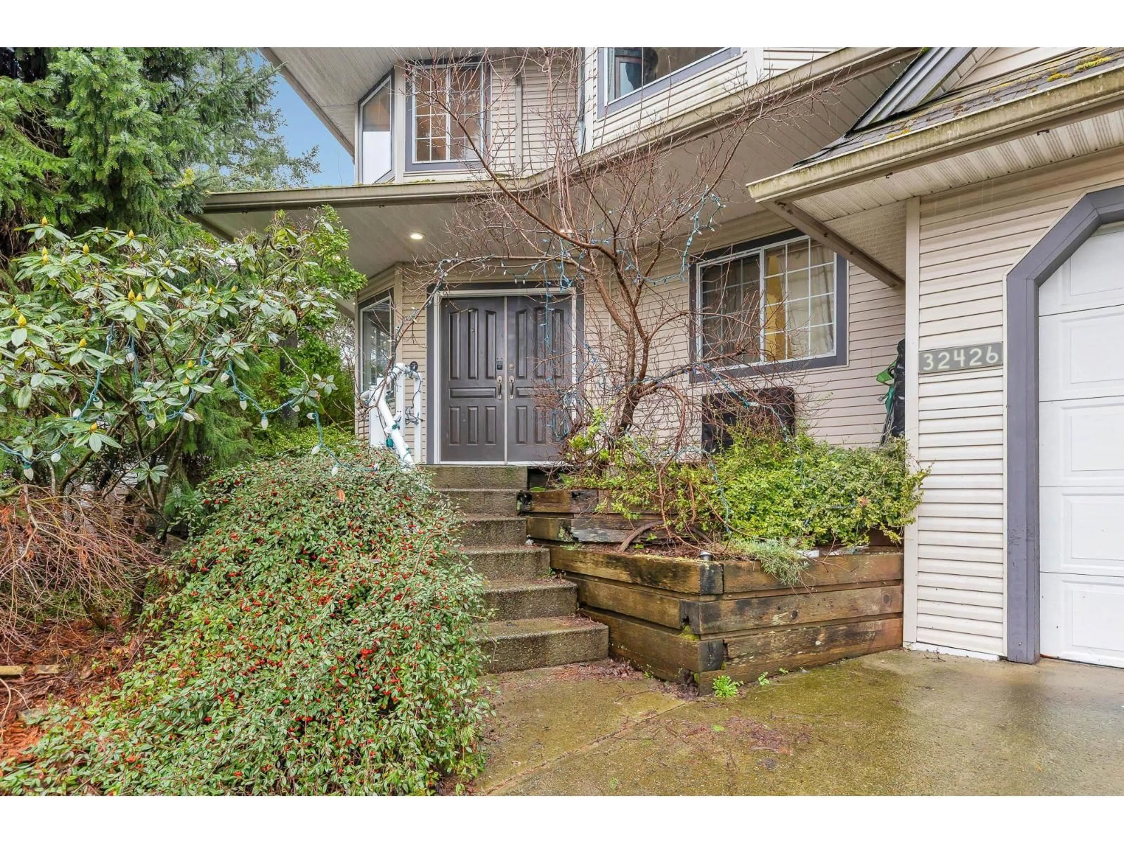 Indoor entryway for 32426 HASHIZUME TERRACE, Mission British Columbia V2V6V8