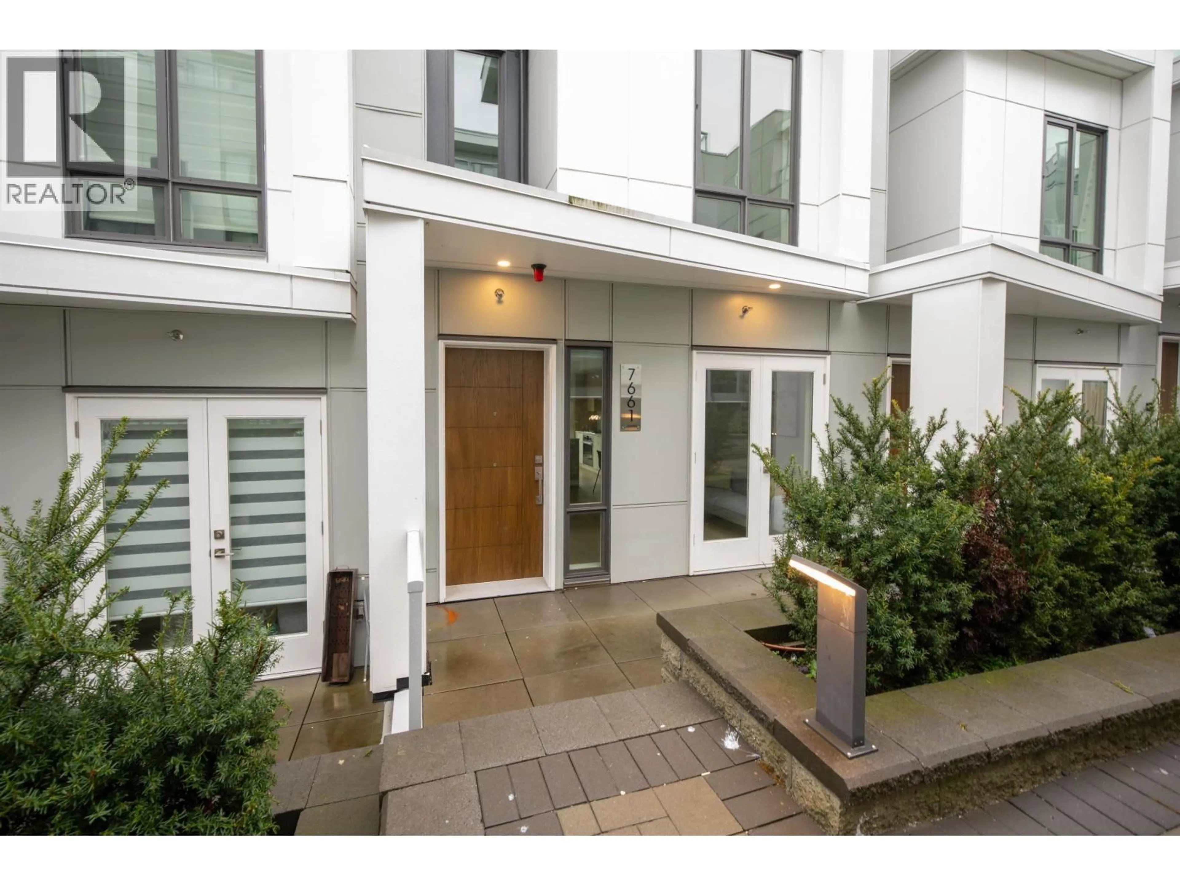 Indoor foyer for 7661 GRANVILLE STREET, Vancouver British Columbia V6P4Y8