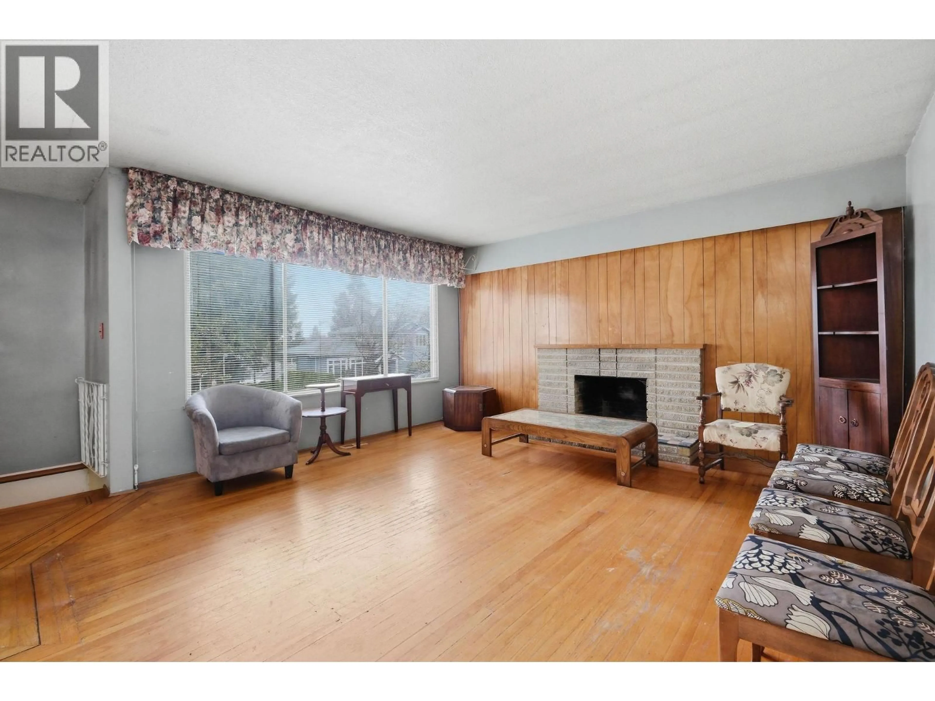 Living room with furniture, wood/laminate floor for 4745 GILPIN COURT, Burnaby British Columbia V5G3A1