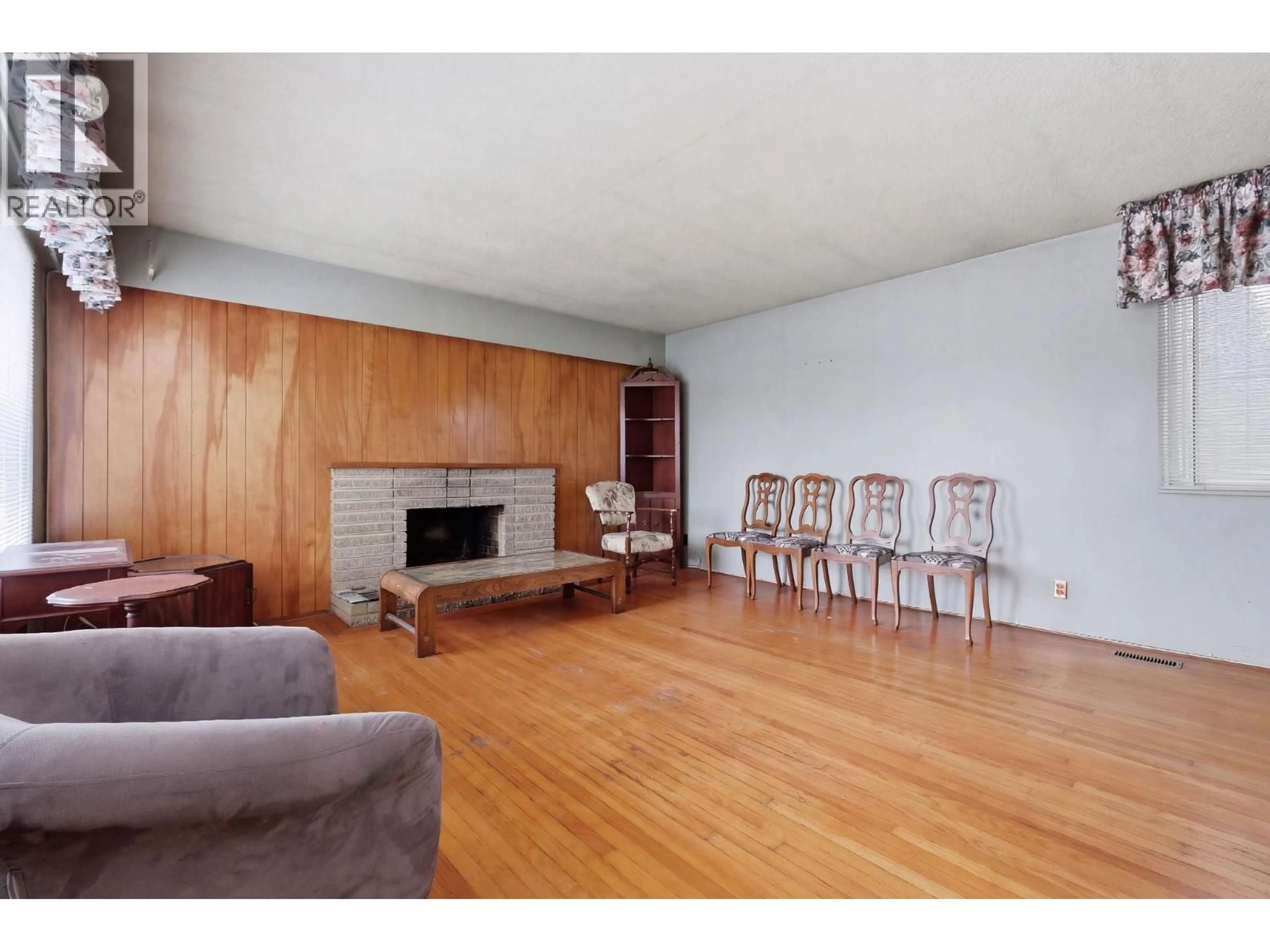 Living room with furniture, wood/laminate floor for 4745 GILPIN COURT, Burnaby British Columbia V5G3A1