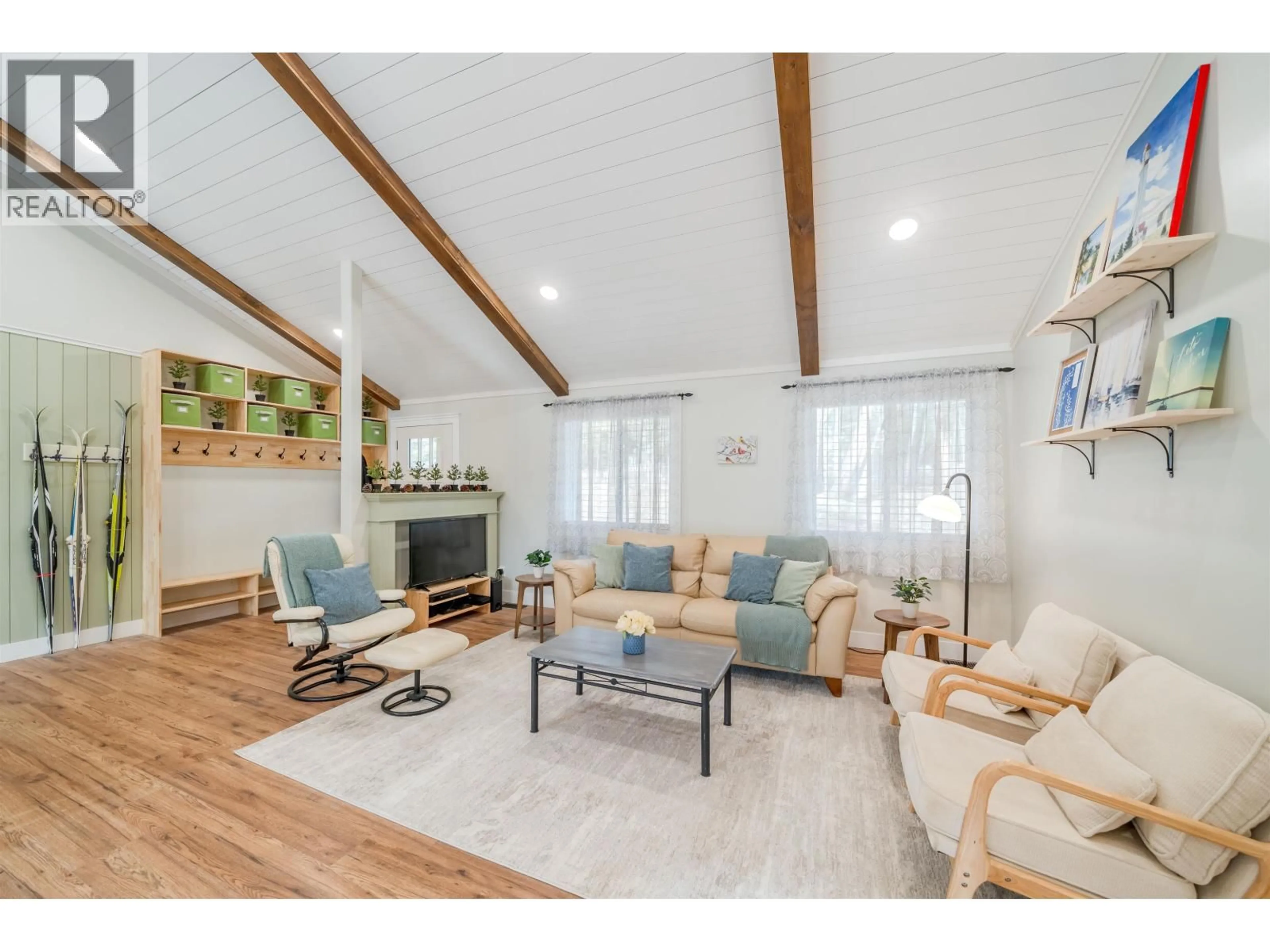 Living room with furniture, wood/laminate floor for 4965 BLOCK DRIVE, 108 Mile Ranch British Columbia V0K2Z0