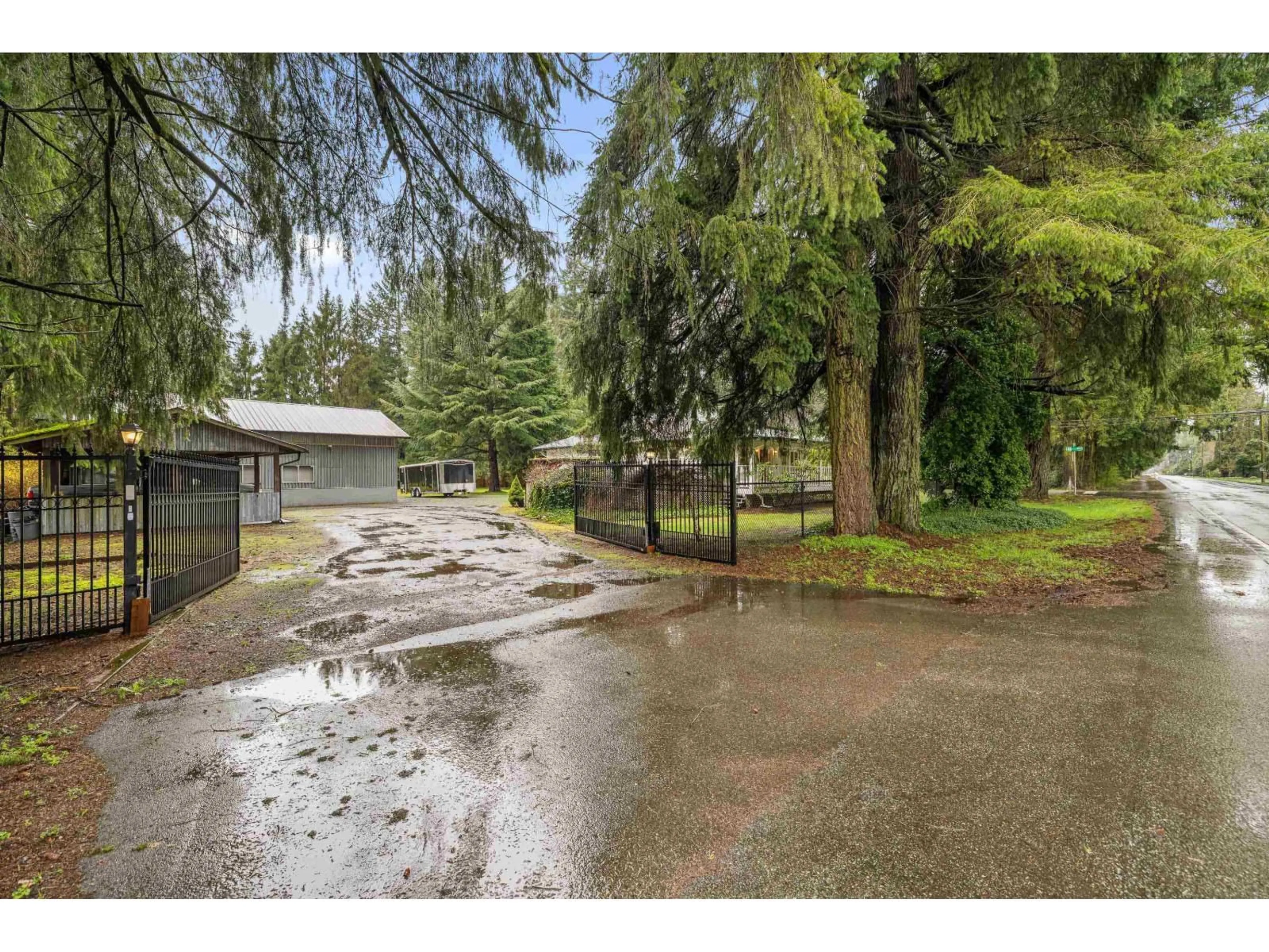 A pic from outside/outdoor area/front of a property/back of a property/a pic from drone, unknown for 4791 240 STREET, Langley British Columbia V2Z2M6