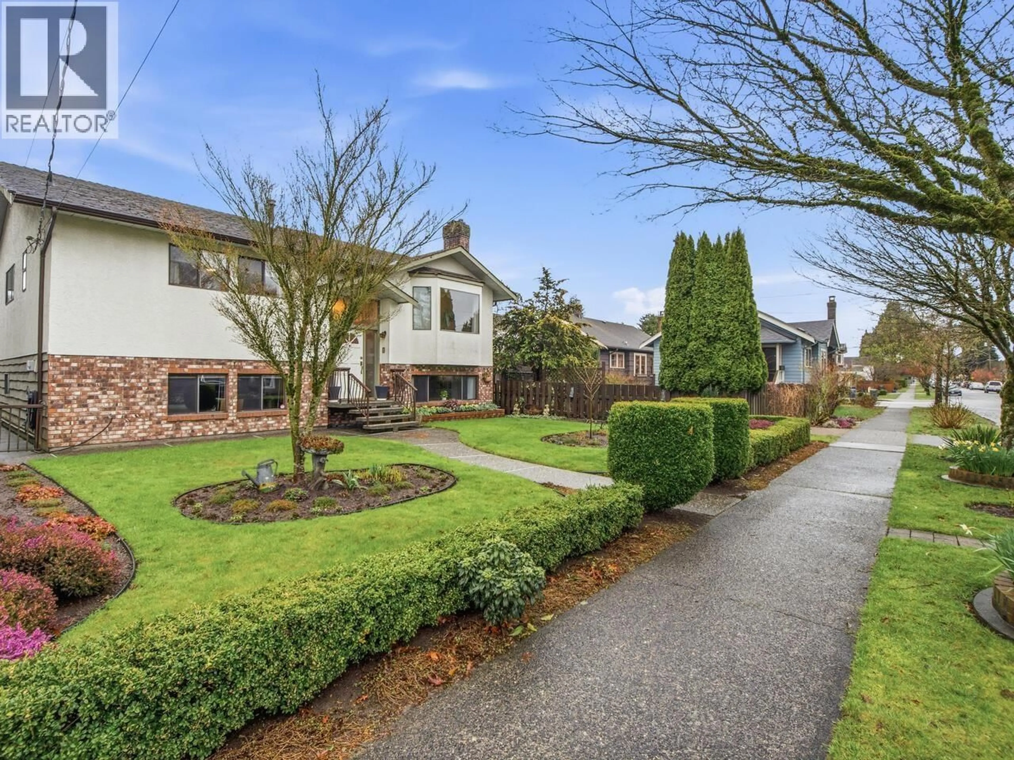 A pic from outside/outdoor area/front of a property/back of a property/a pic from drone, street for 914 LONDON STREET, New Westminster British Columbia V3M3B6