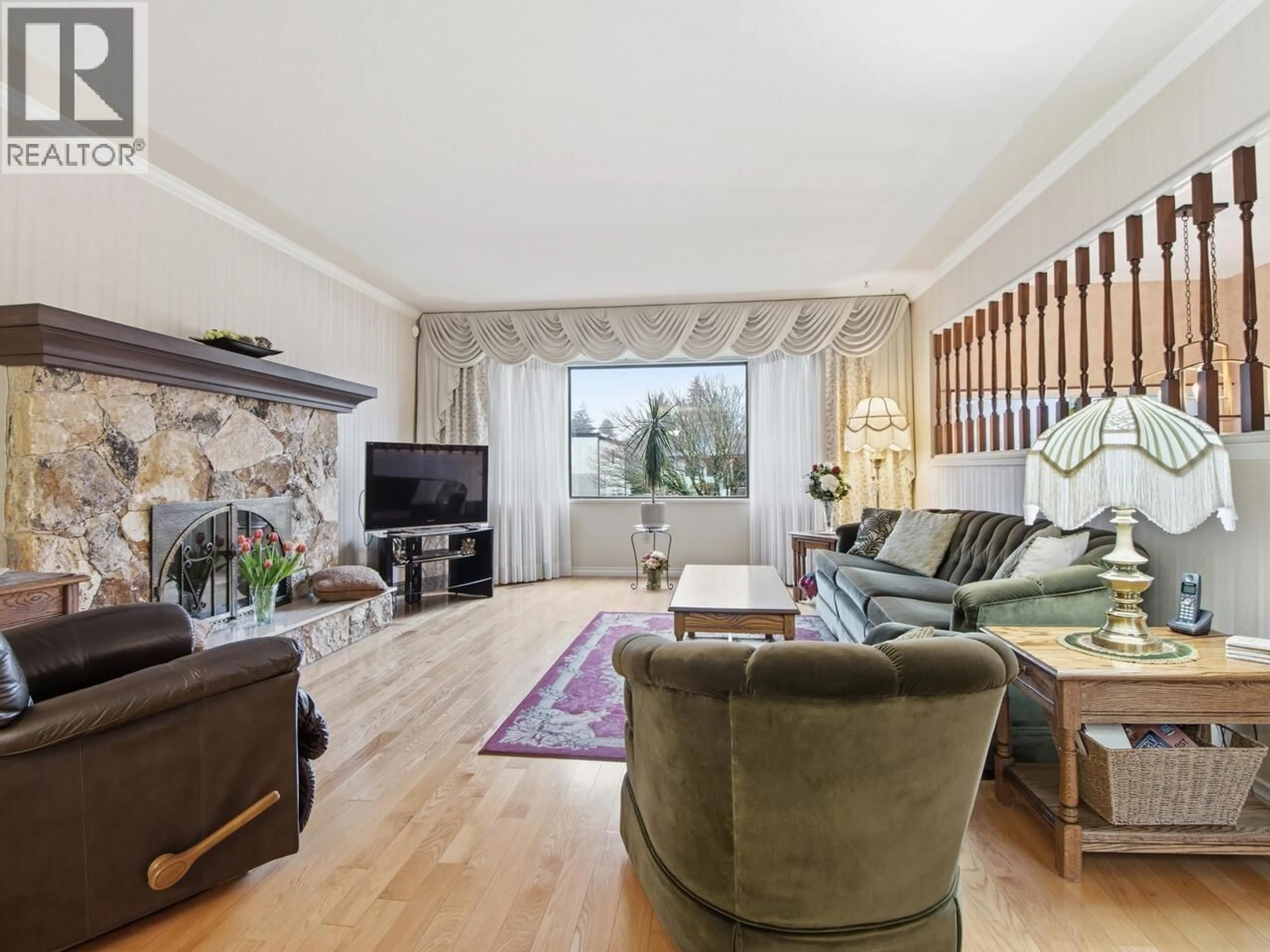 Living room with furniture, unknown for 914 LONDON STREET, New Westminster British Columbia V3M3B6