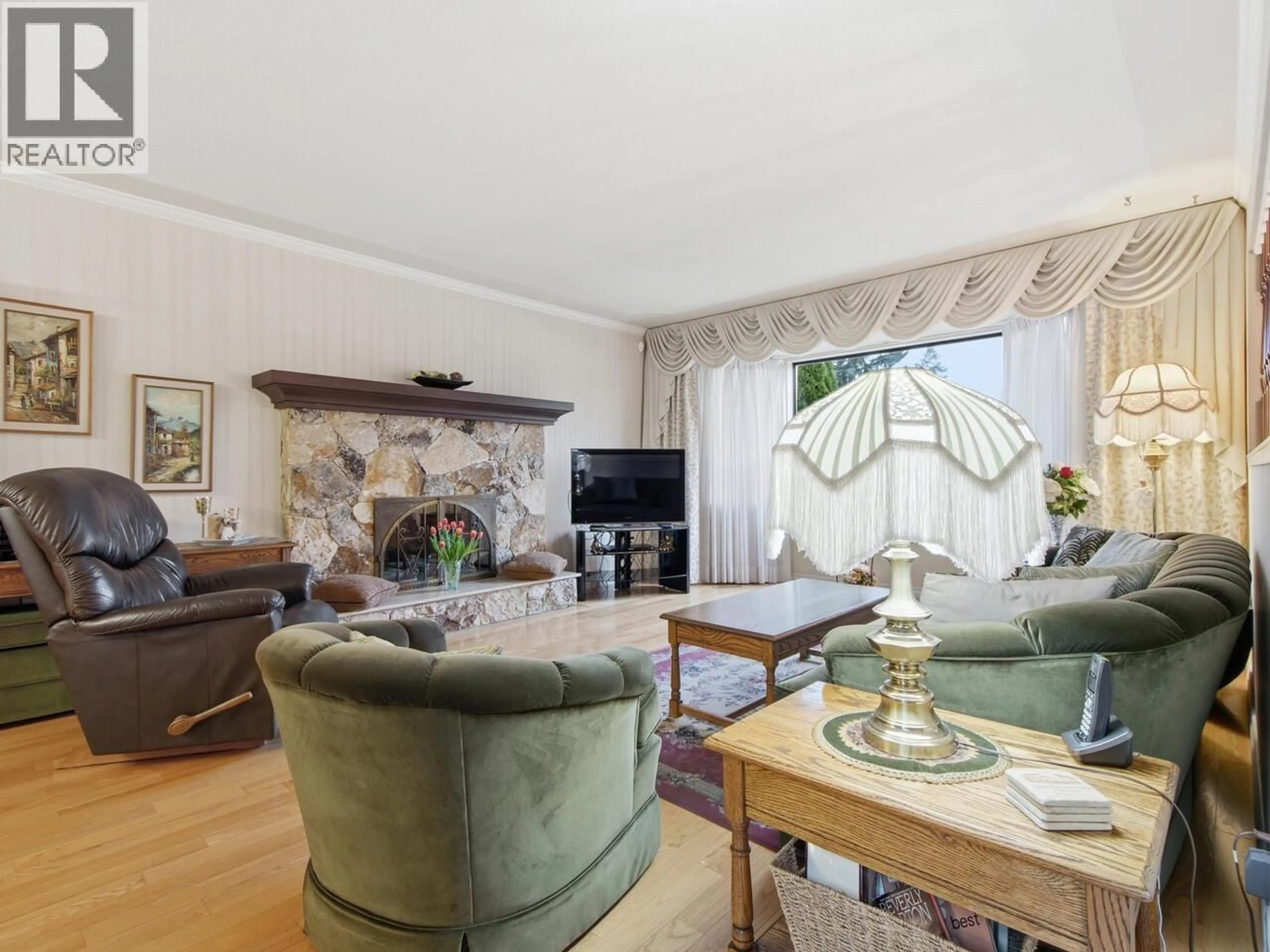 Living room with furniture, unknown for 914 LONDON STREET, New Westminster British Columbia V3M3B6