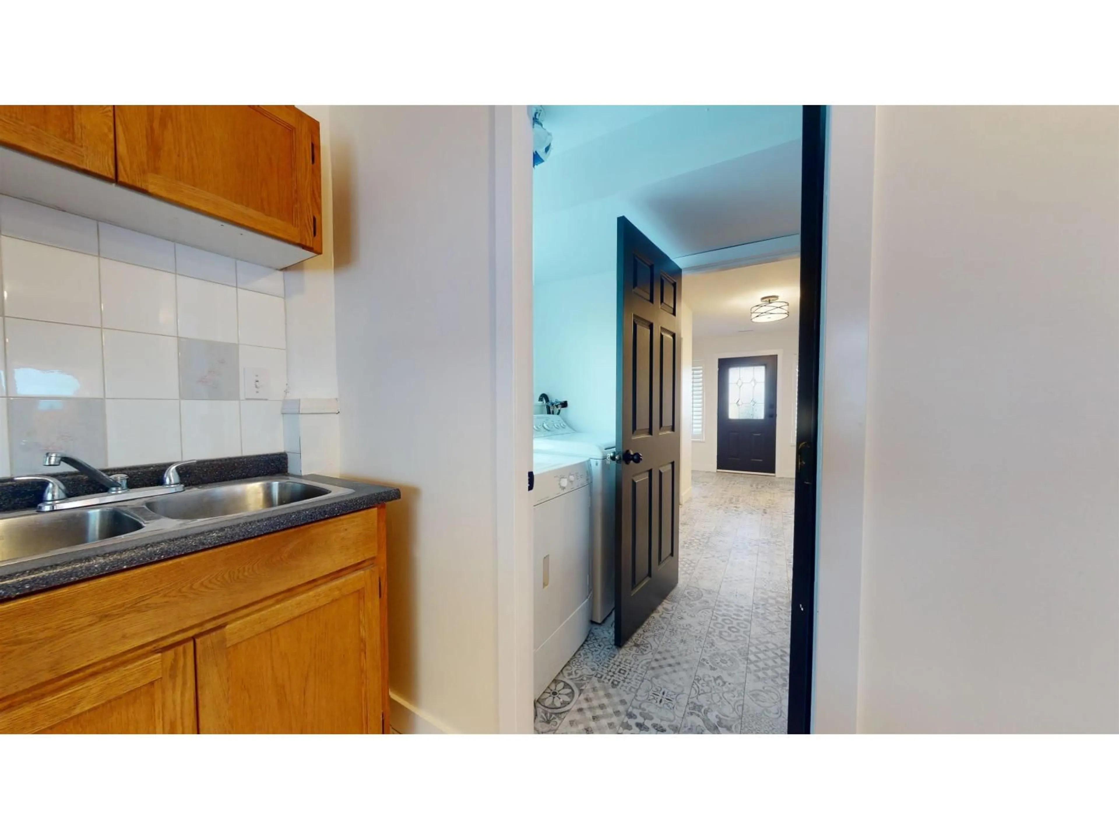 Standard kitchen, ceramic/tile floor for 2151 WARE STREET, Abbotsford British Columbia V2S3C4