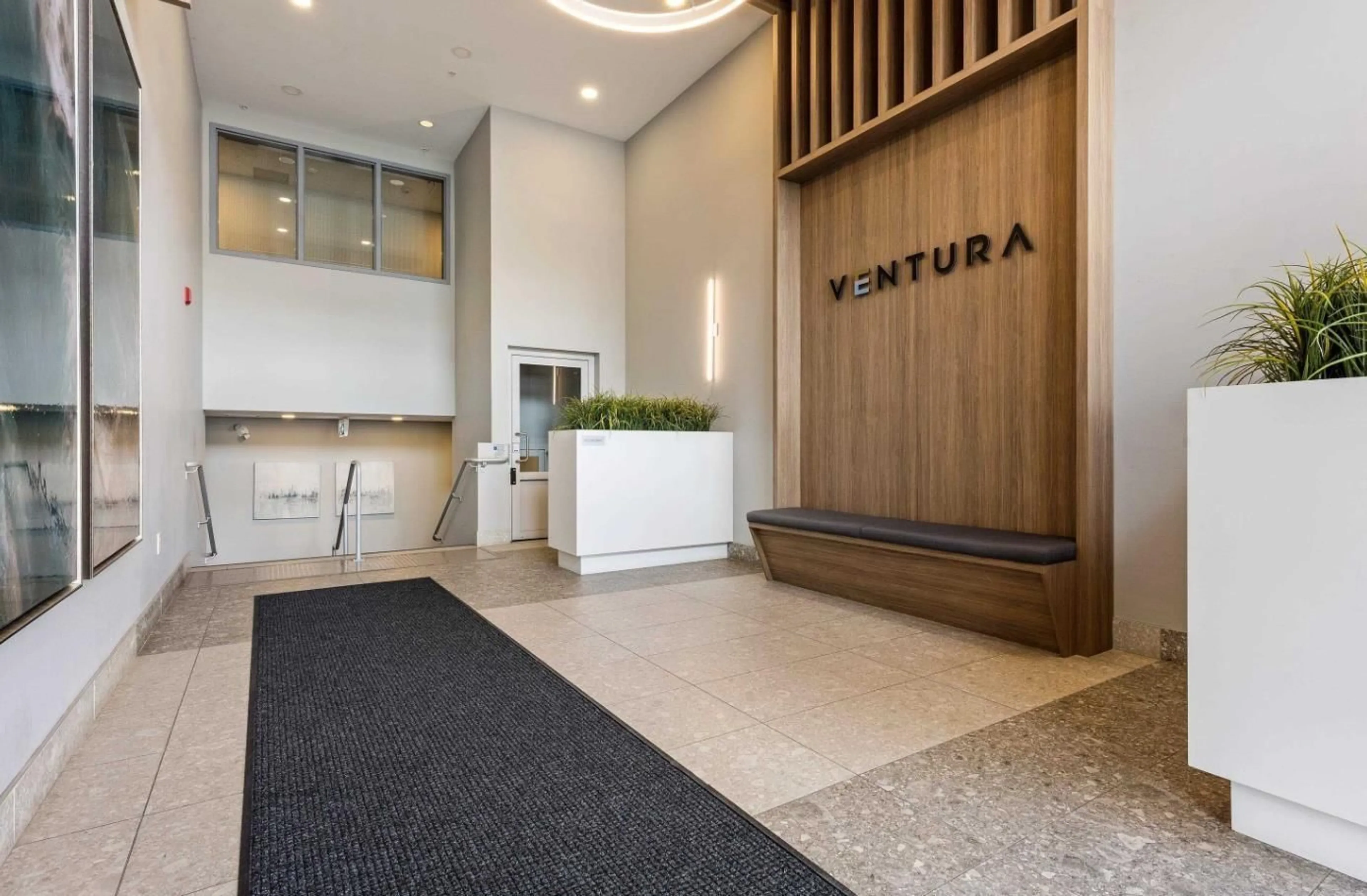 Indoor foyer for 405 - 32838 VENTURA AVENUE, Abbotsford British Columbia V2S0M5