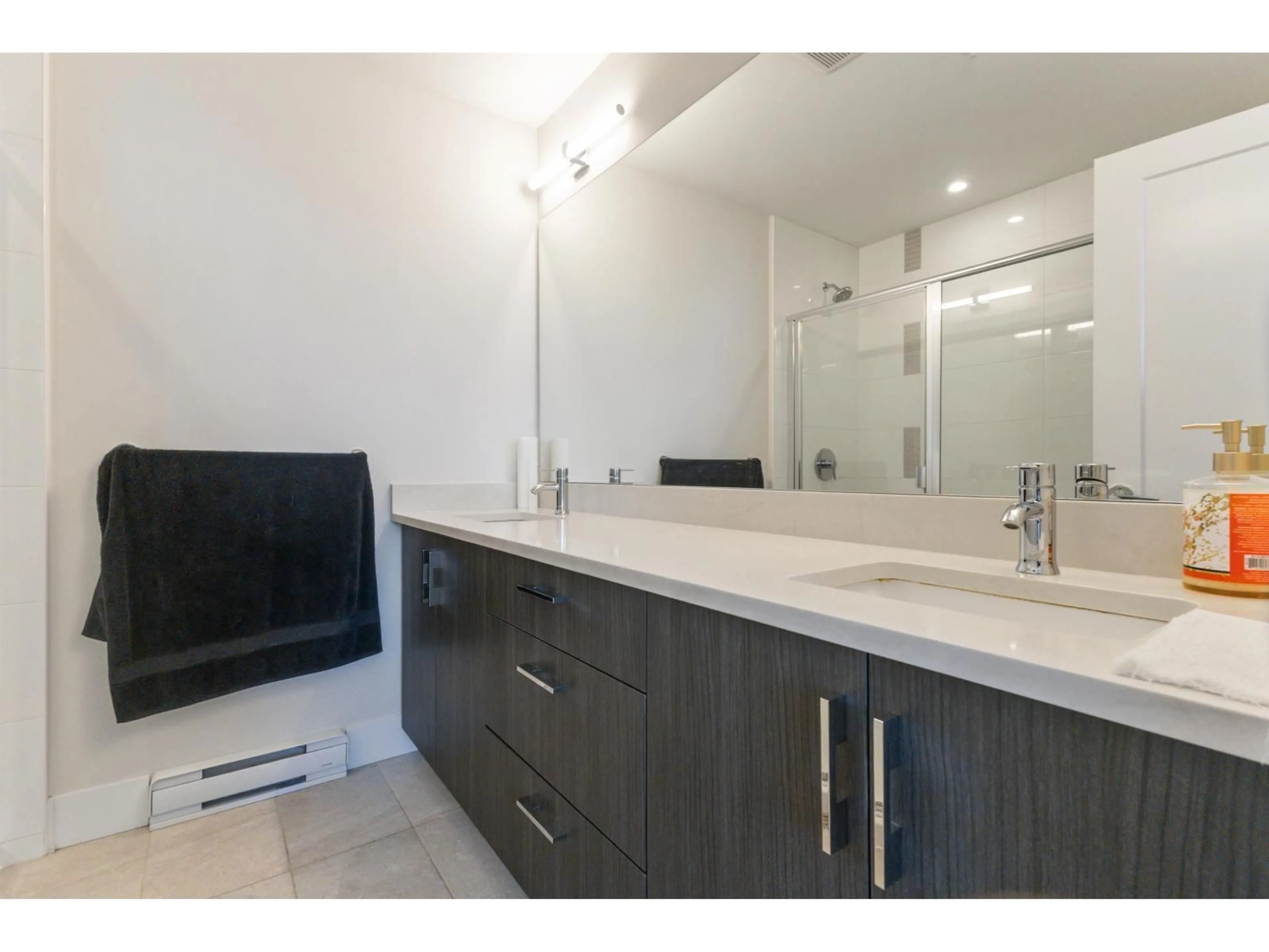 Standard bathroom, ceramic/tile floor for 405 - 32838 VENTURA AVENUE, Abbotsford British Columbia V2S0M5