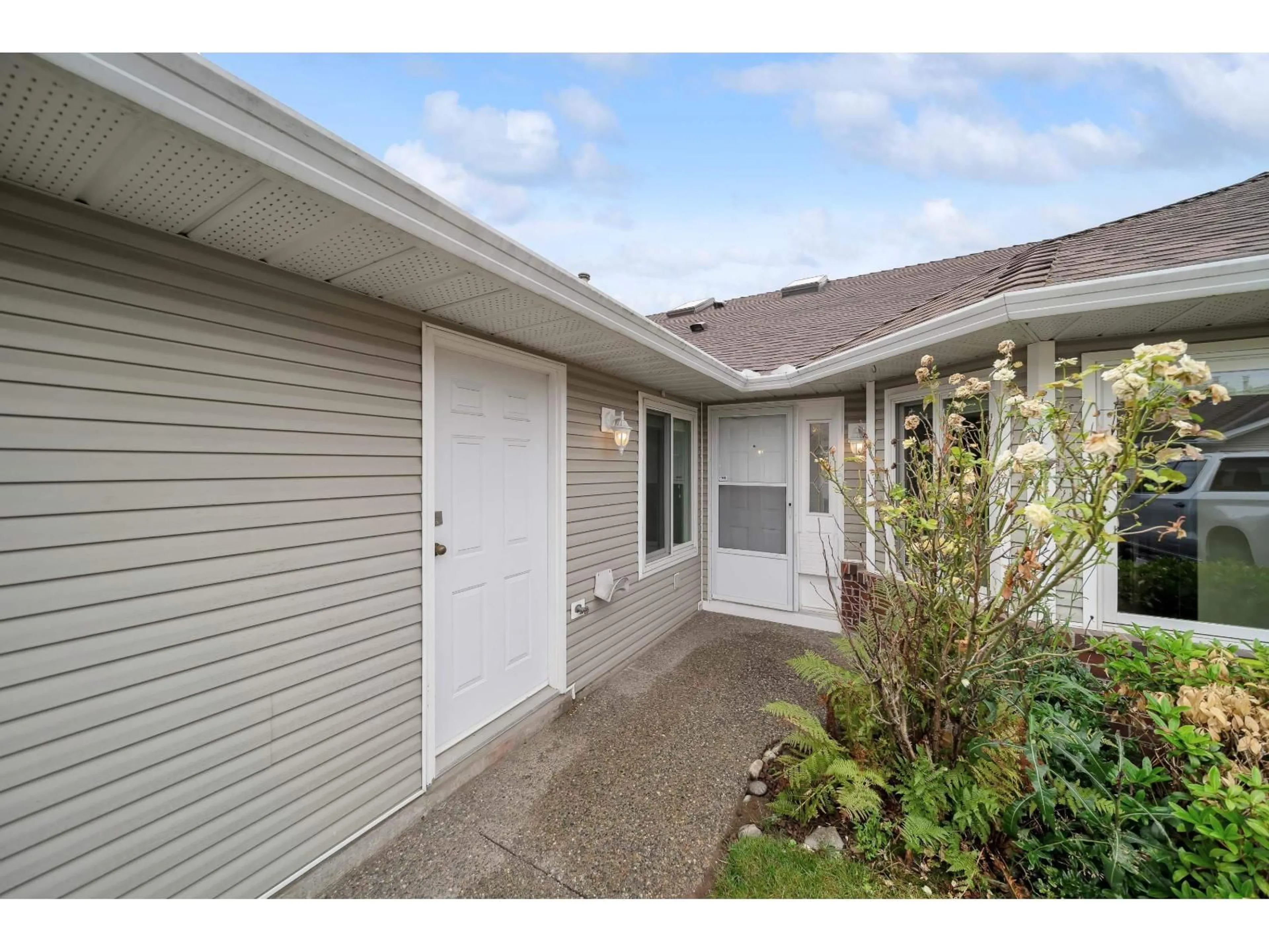 Home with vinyl exterior material, street for 61 - 1973 WINFIELD DRIVE, Abbotsford British Columbia V3G1K6