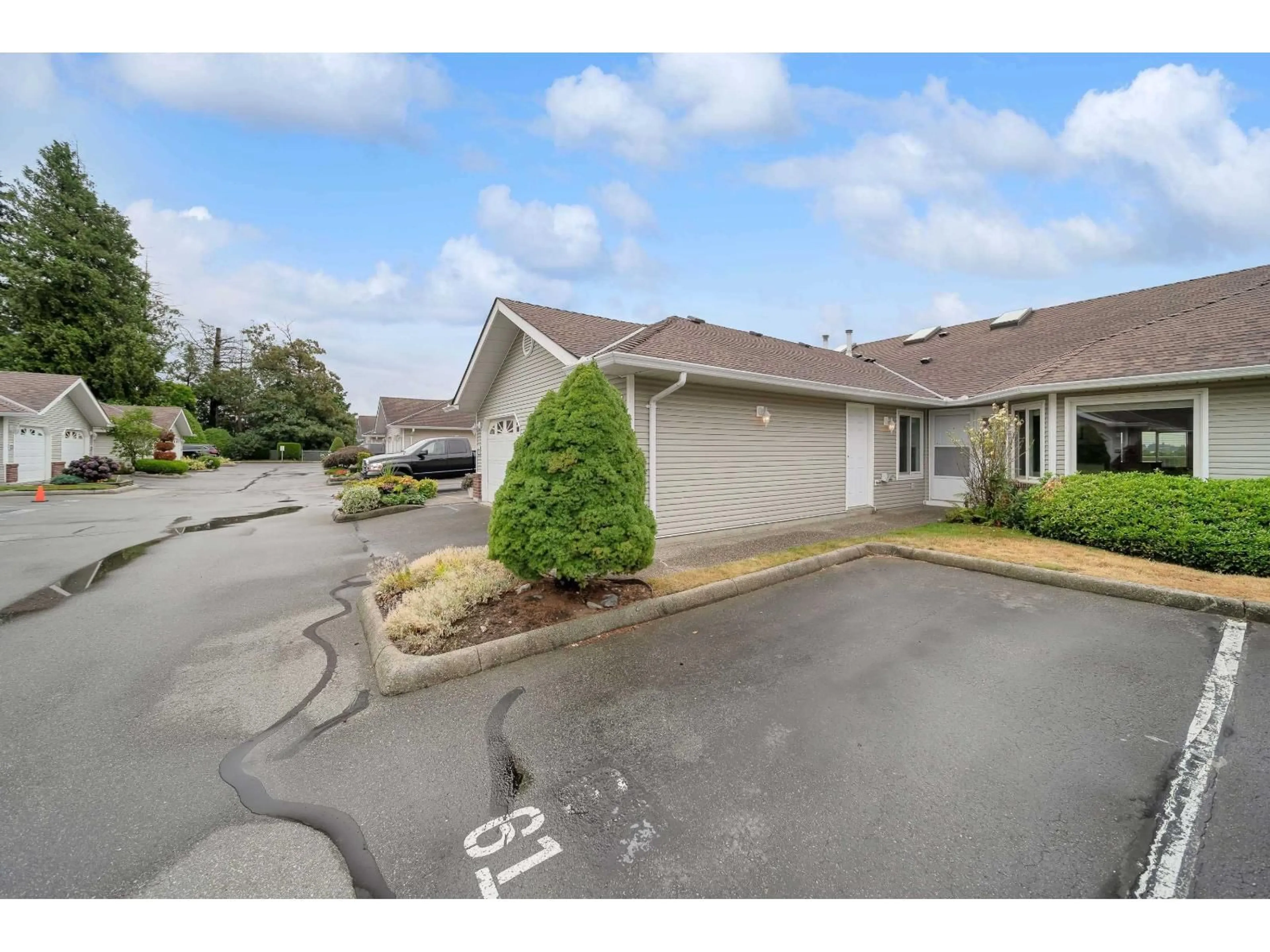 A pic from outside/outdoor area/front of a property/back of a property/a pic from drone, street for 61 - 1973 WINFIELD DRIVE, Abbotsford British Columbia V3G1K6